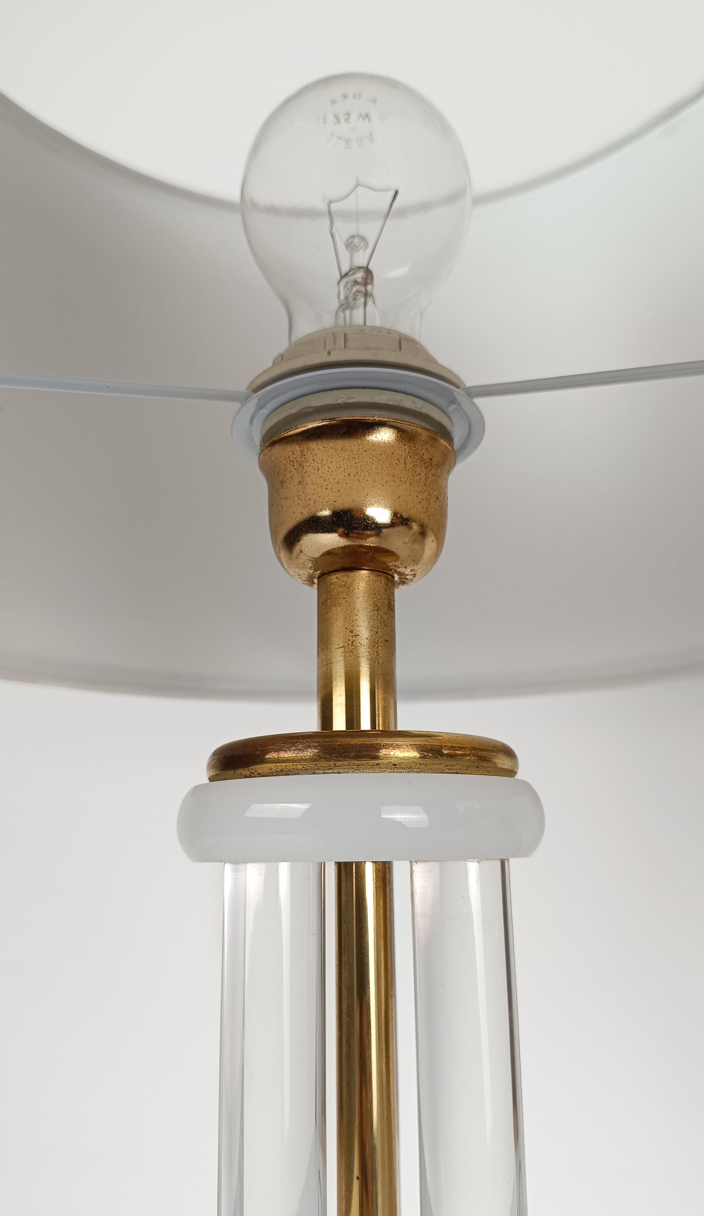 Paire de lampes de bureau de style Charles Hollis Jones en acrylique / Lucite et laiton doré en vente 8
