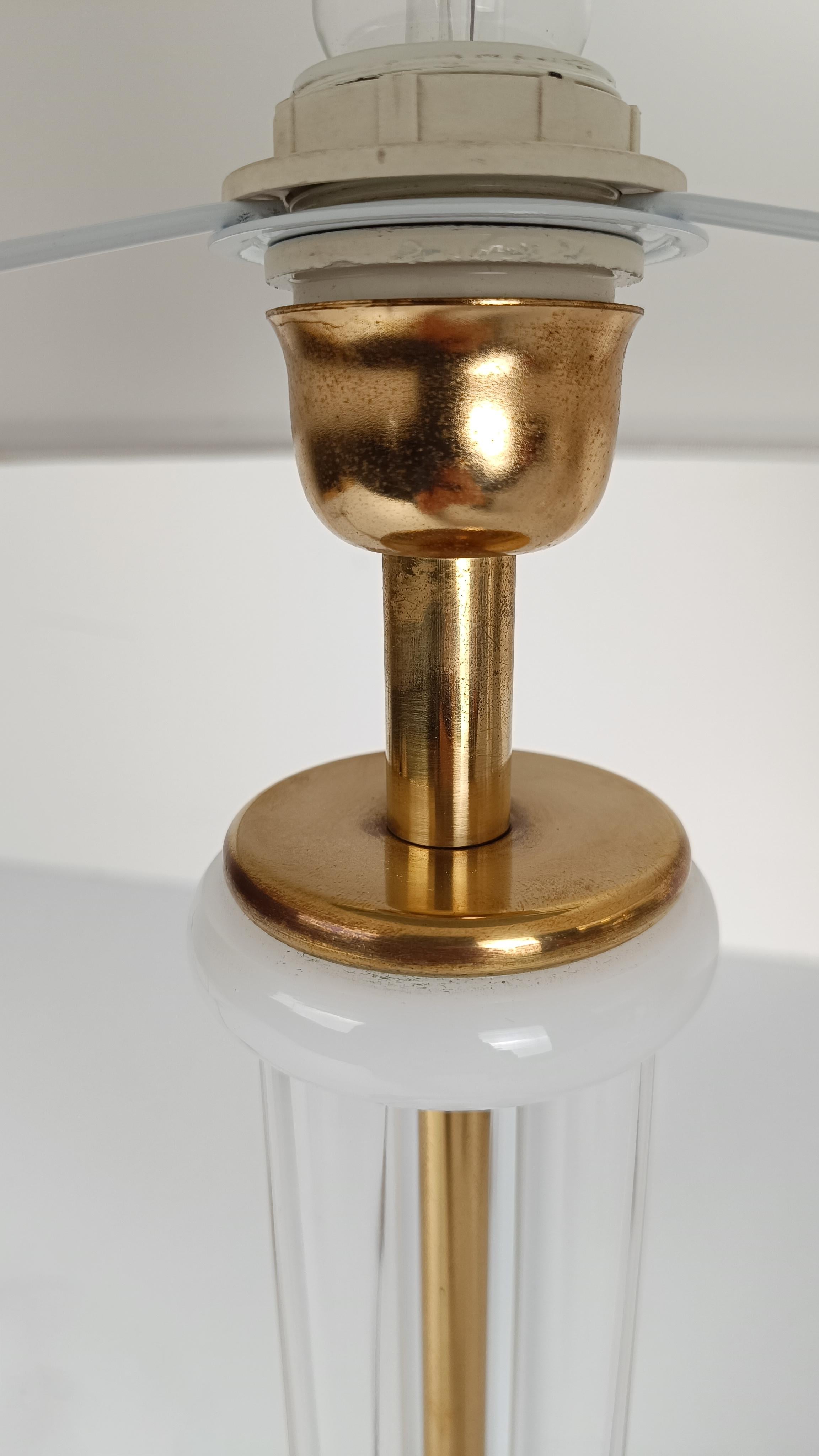 Paire de lampes de bureau de style Charles Hollis Jones en acrylique / Lucite et laiton doré en vente 9