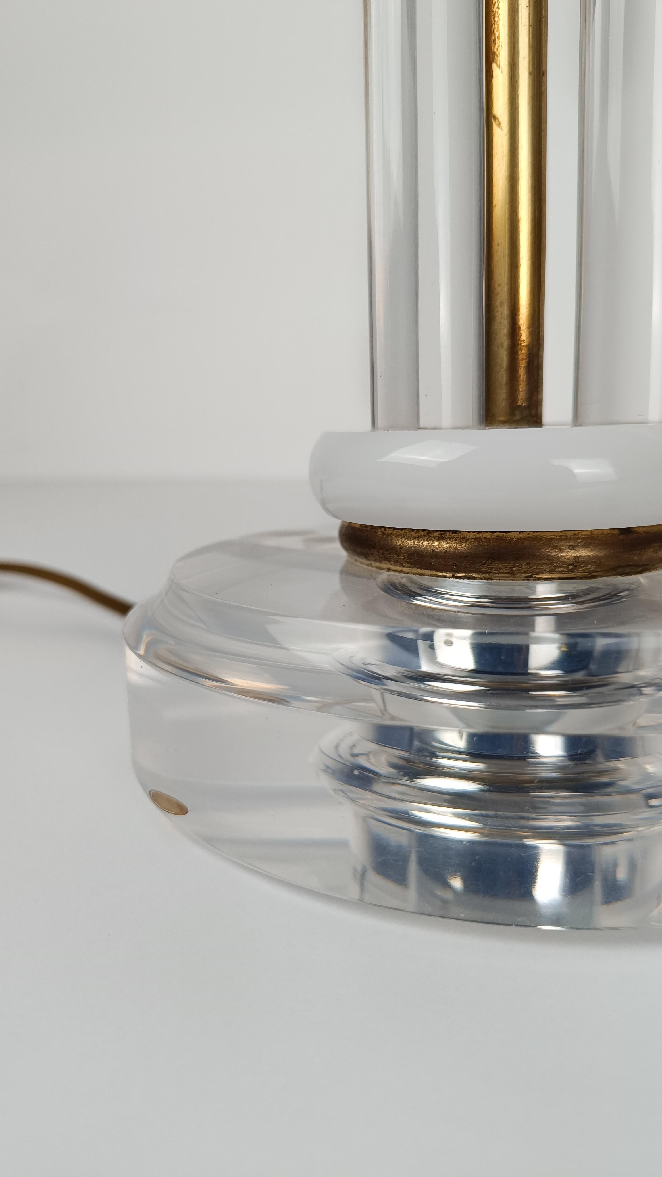 Paire de lampes de bureau de style Charles Hollis Jones en acrylique / Lucite et laiton doré en vente 10
