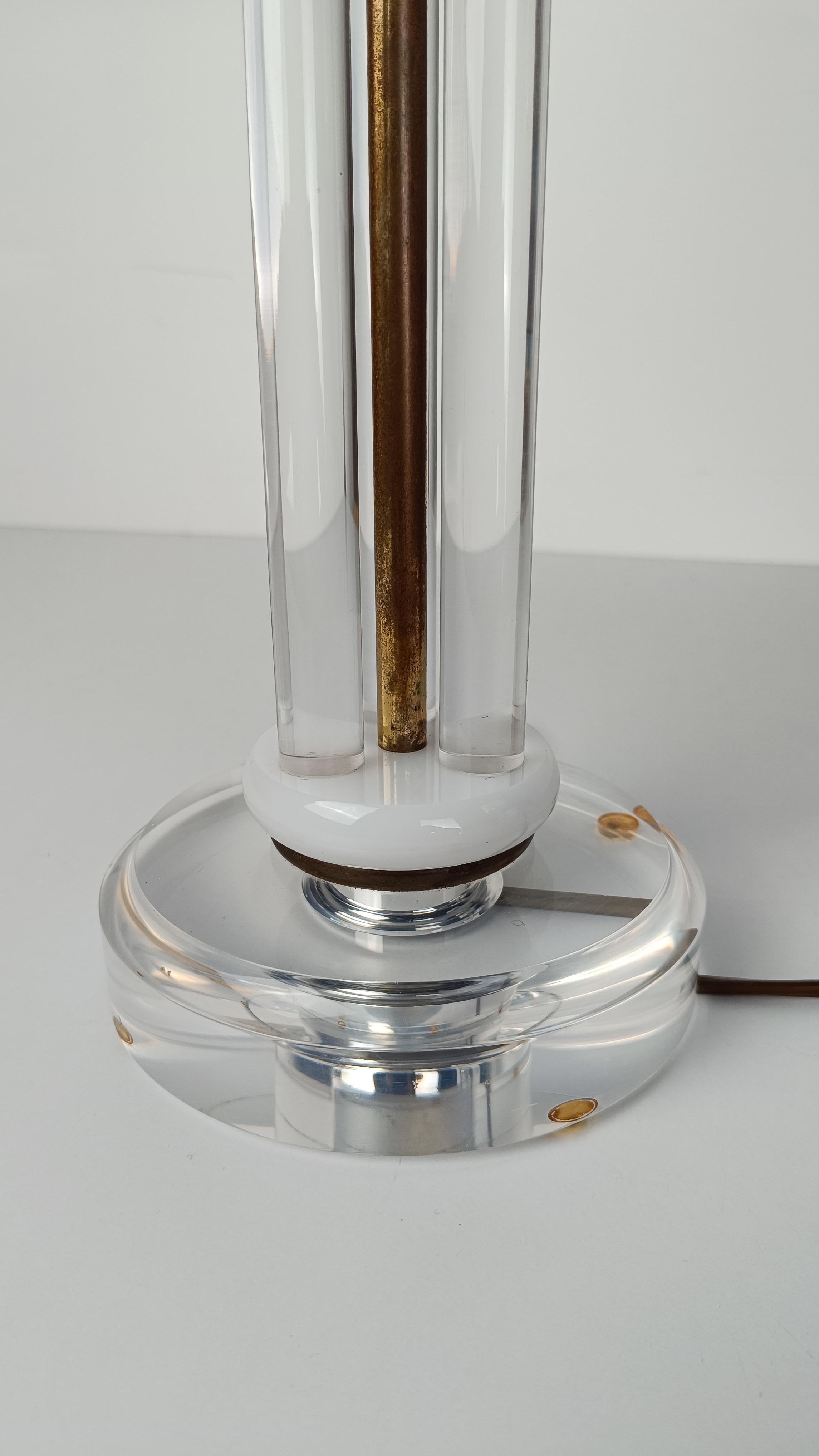 Paire de lampes de bureau de style Charles Hollis Jones en acrylique / Lucite et laiton doré en vente 11