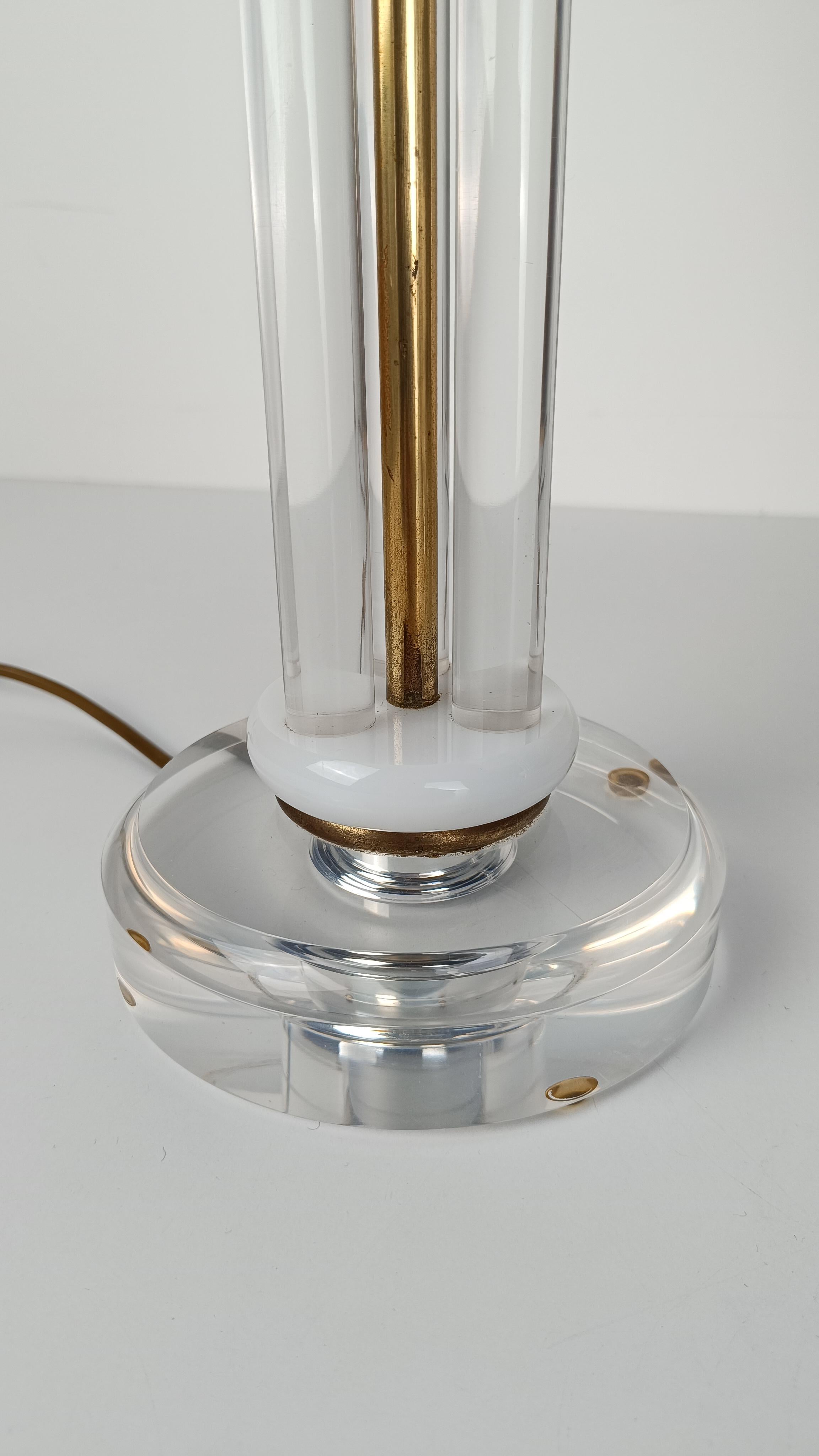 Paire de lampes de bureau de style Charles Hollis Jones en acrylique / Lucite et laiton doré en vente 12