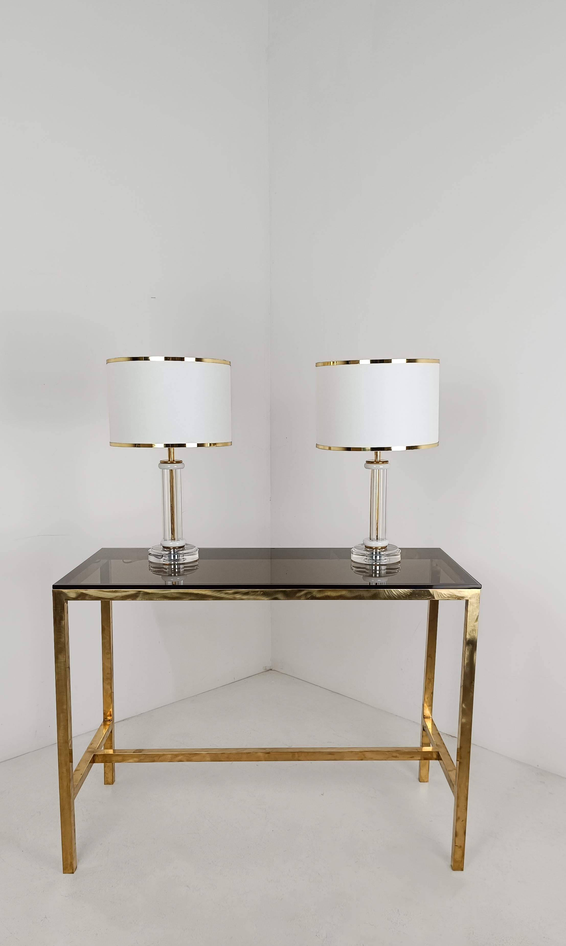 Nous proposons à la vente une paire de lampes de table jumelles fabriquées en Italie entre les années 70 et 80 en acrylique, métal doré et laiton.
La liste des 
