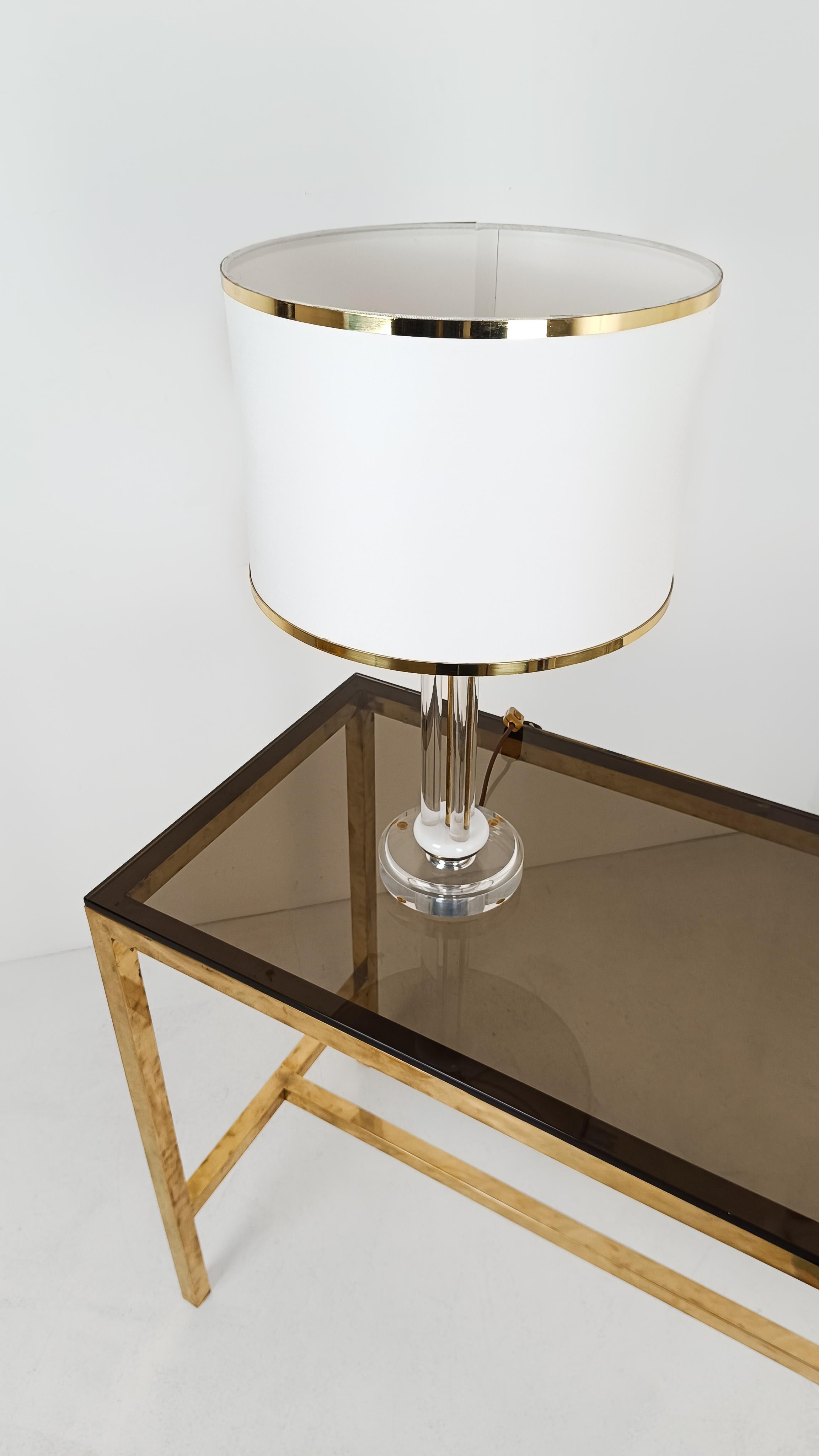 Hollywood Regency Paire de lampes de bureau de style Charles Hollis Jones en acrylique / Lucite et laiton doré en vente