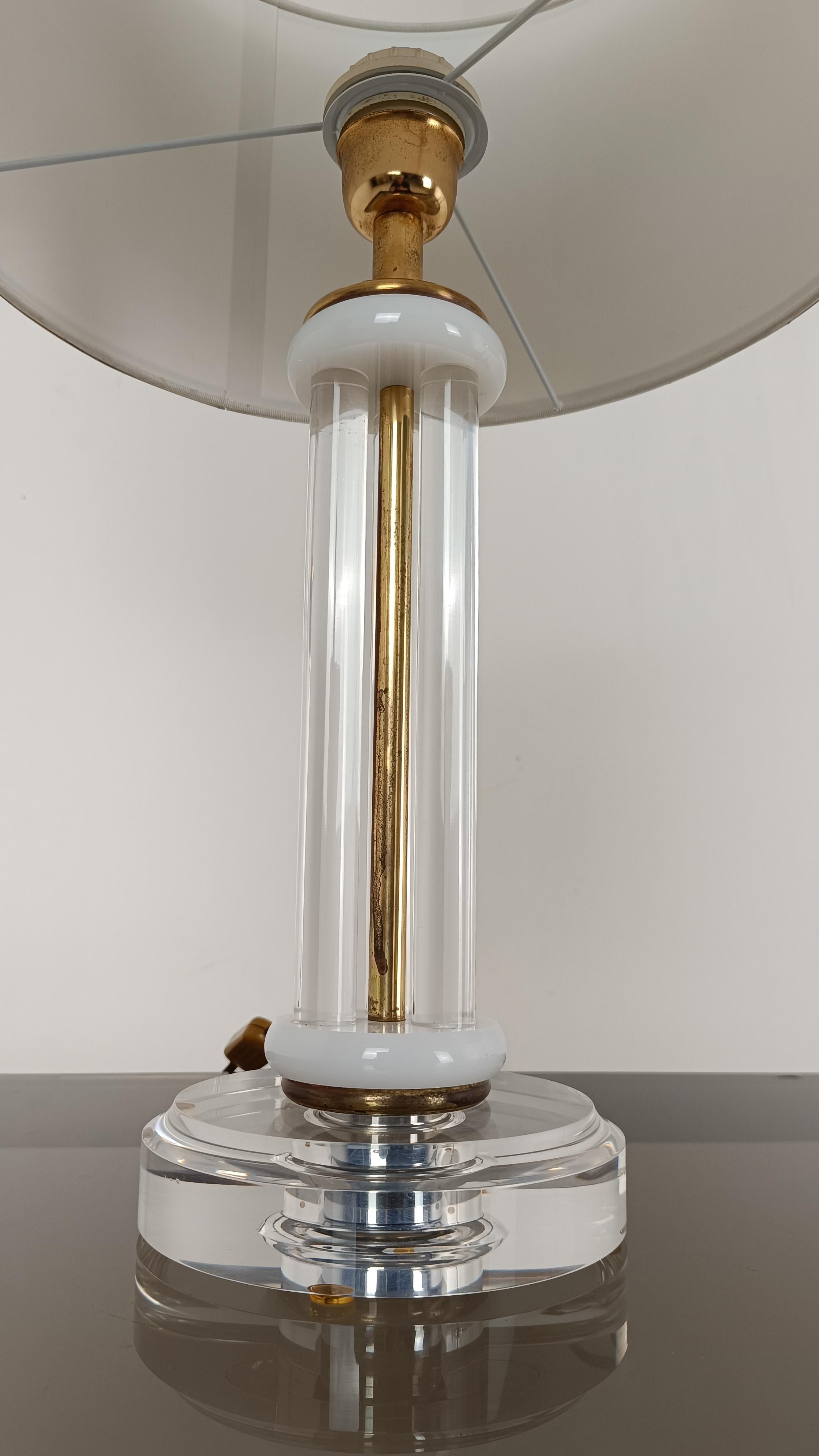 italien Paire de lampes de bureau de style Charles Hollis Jones en acrylique / Lucite et laiton doré en vente