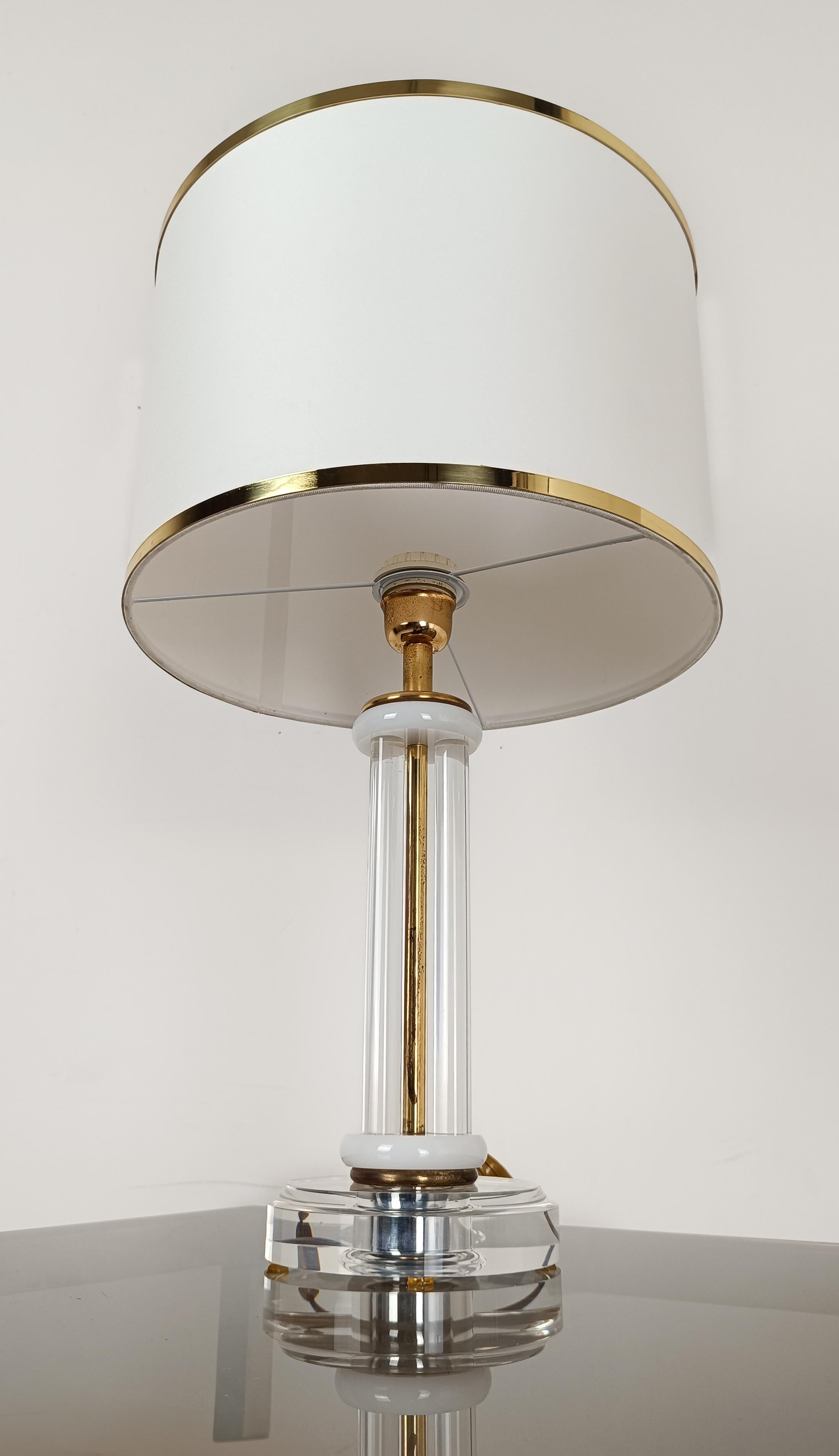 Paire de lampes de bureau de style Charles Hollis Jones en acrylique / Lucite et laiton doré Bon état - En vente à Roma, IT