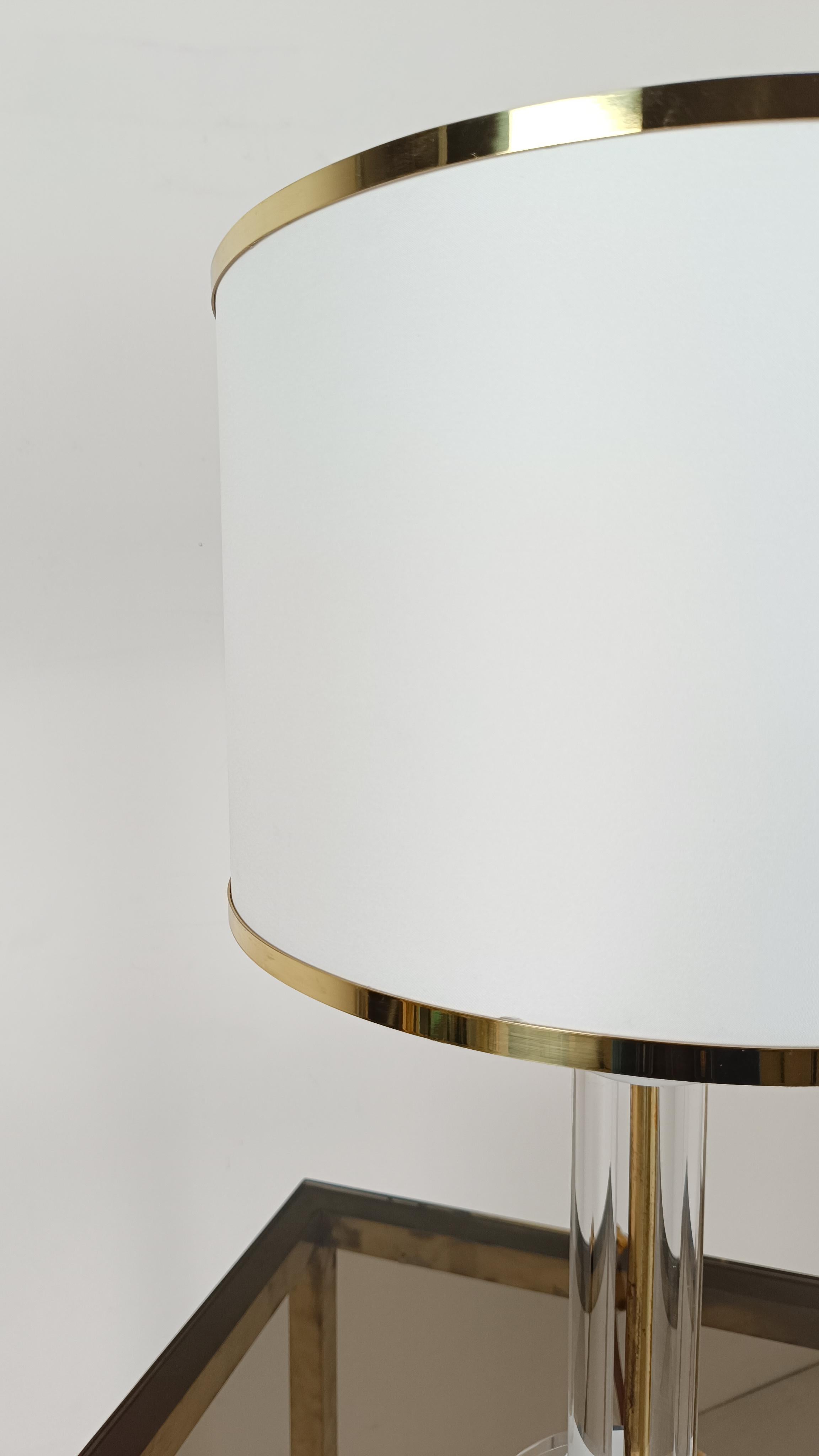 20ième siècle Paire de lampes de bureau de style Charles Hollis Jones en acrylique / Lucite et laiton doré en vente