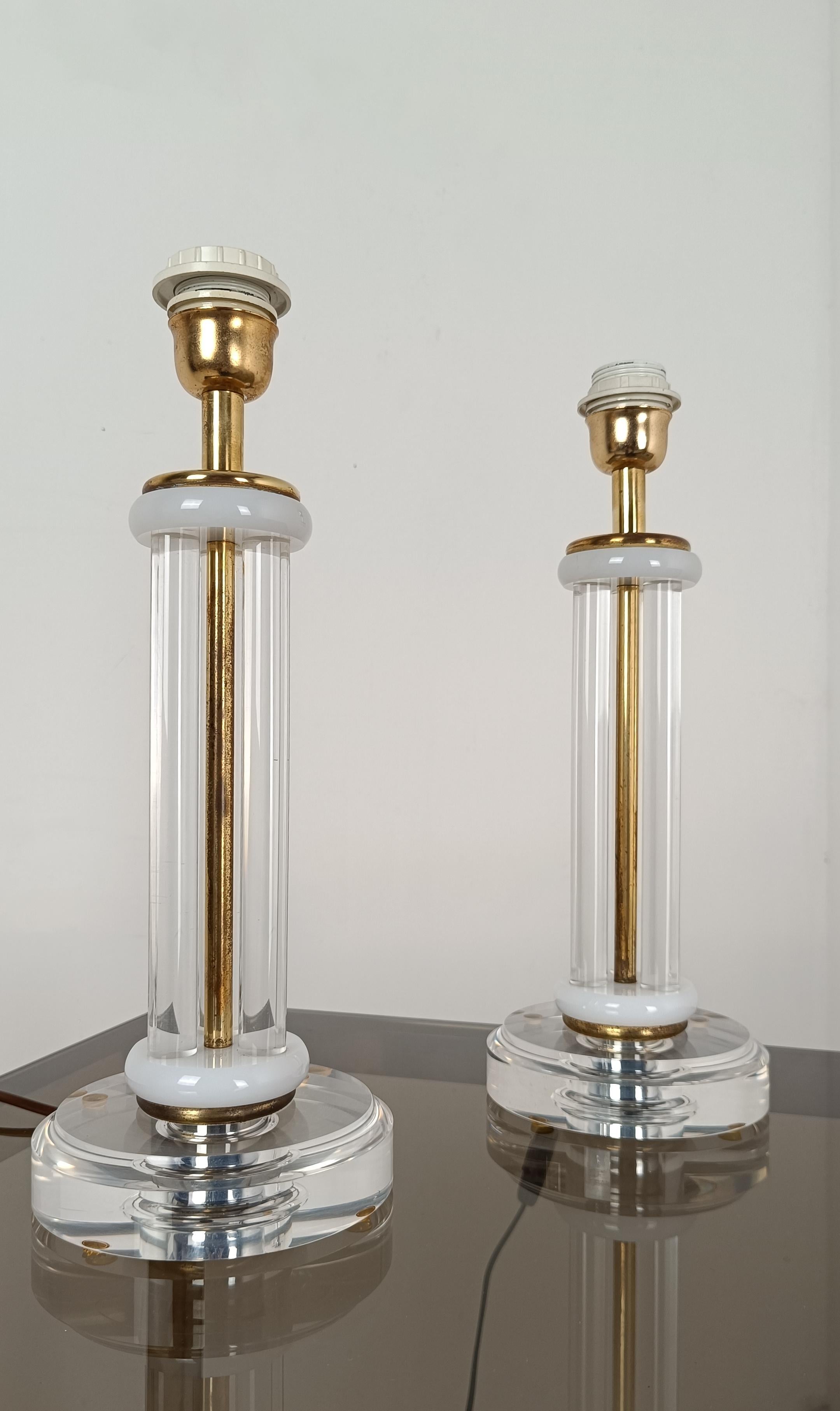 Métal Paire de lampes de bureau de style Charles Hollis Jones en acrylique / Lucite et laiton doré en vente