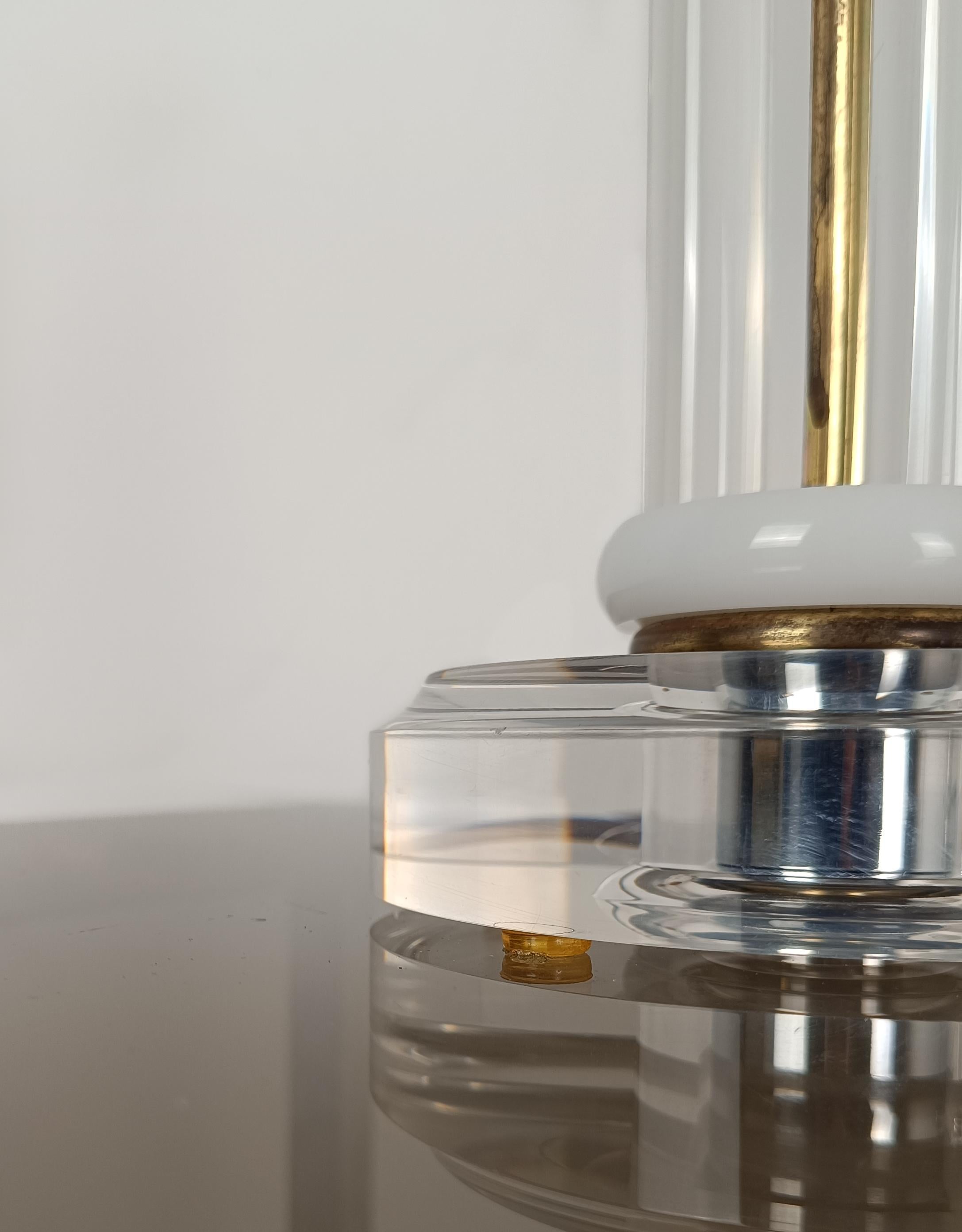 Paire de lampes de bureau de style Charles Hollis Jones en acrylique / Lucite et laiton doré en vente 1