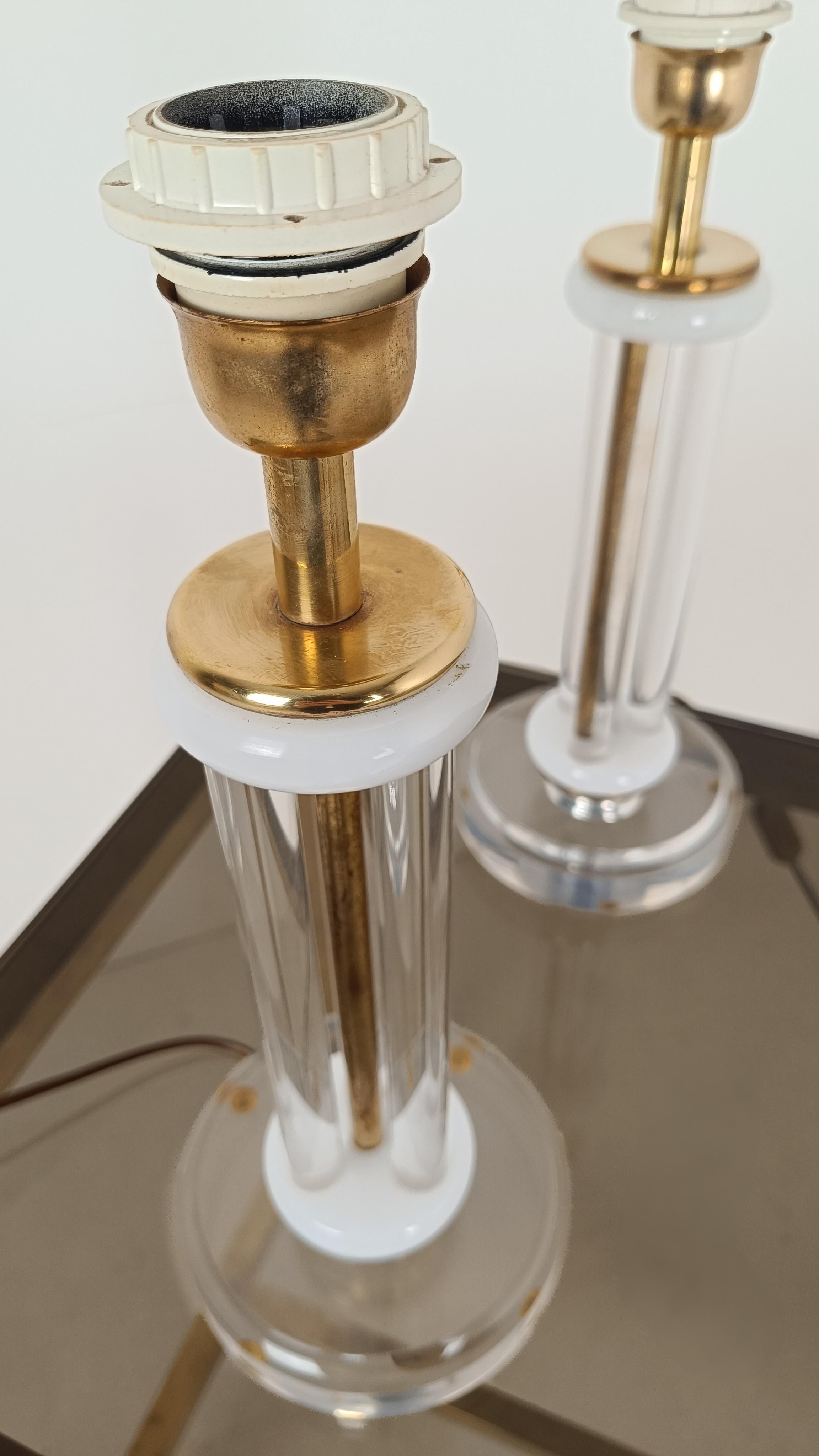 Paire de lampes de bureau de style Charles Hollis Jones en acrylique / Lucite et laiton doré en vente 2