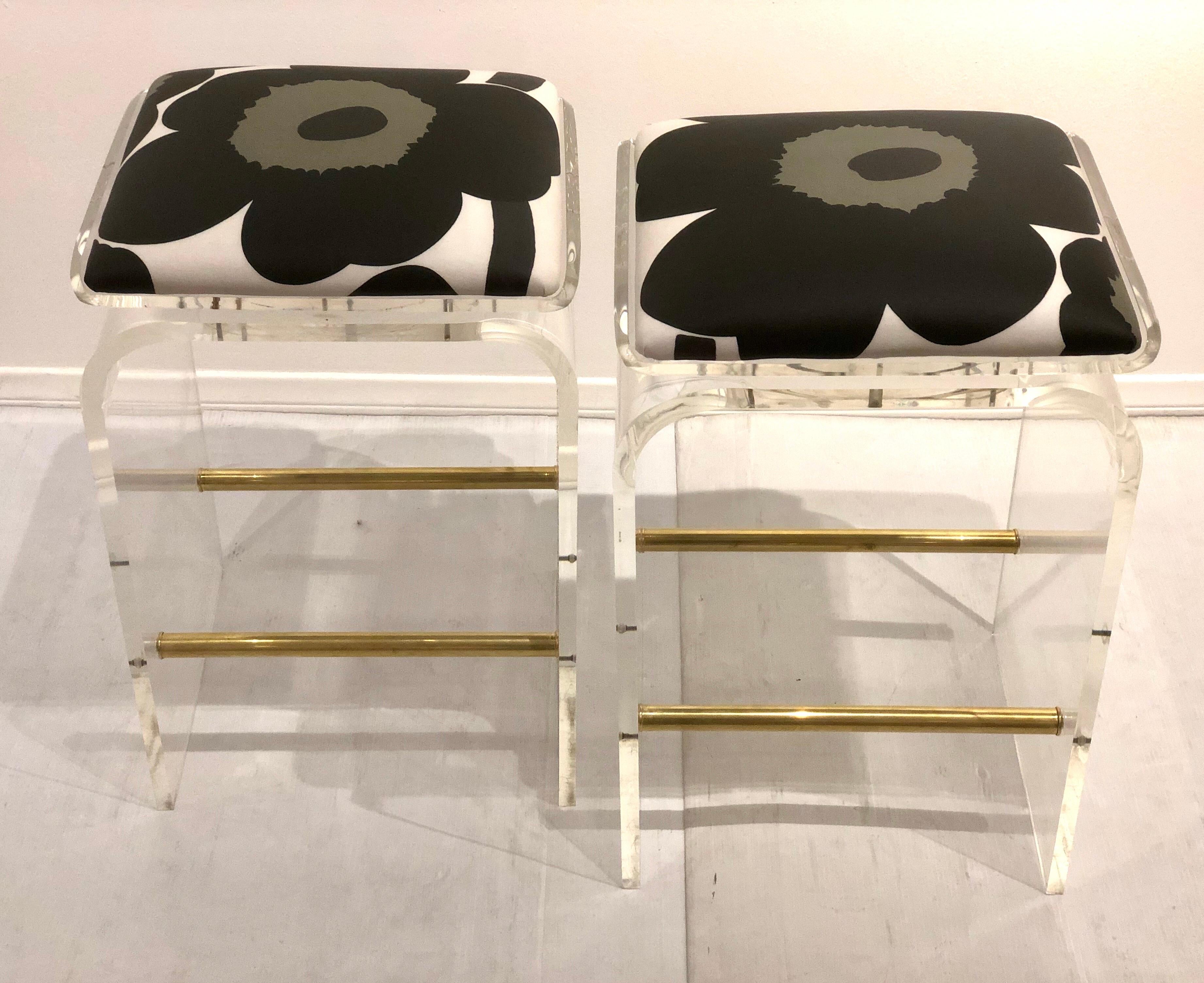 Pair of Charles Hollis Jones Waterfall Bar Stools in Lucite with Swiveling Seats In Good Condition In San Diego, CA