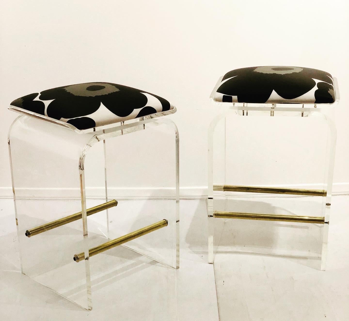 Pair of Charles Hollis Jones Waterfall Bar Stools in Lucite with Swiveling Seats 1