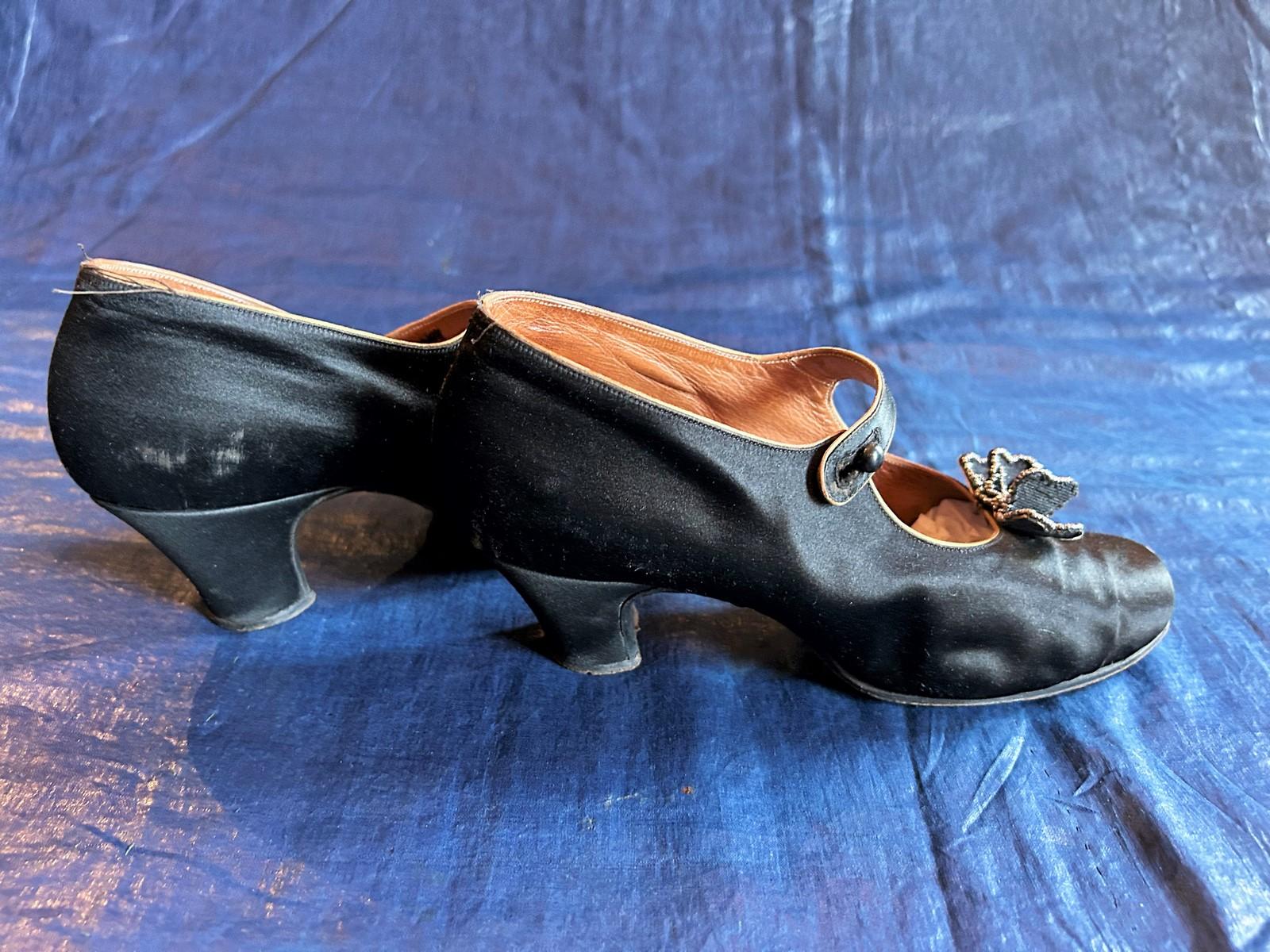 Paar Charles IX-Pumps Schuhe in schwarzem Satin - Frankreich ca. 1920-1930 im Angebot 6
