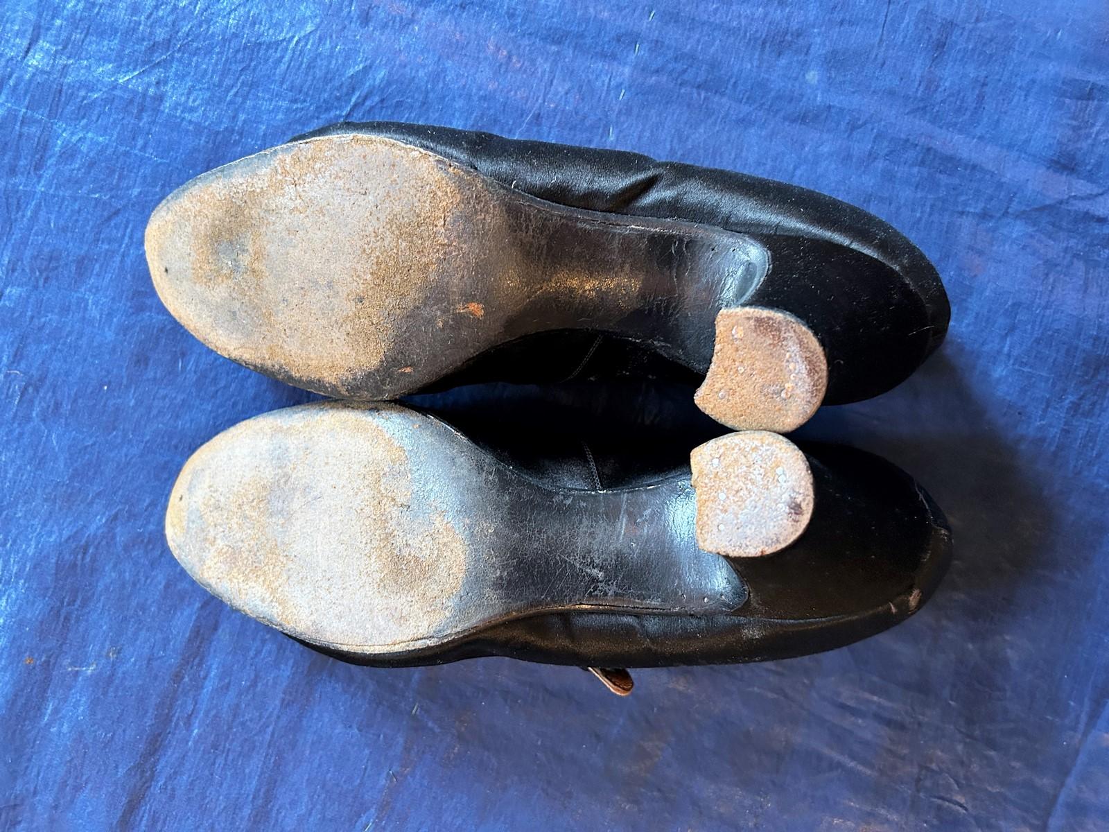 Paar Charles IX-Pumps Schuhe in schwarzem Satin - Frankreich ca. 1920-1930 im Angebot 7