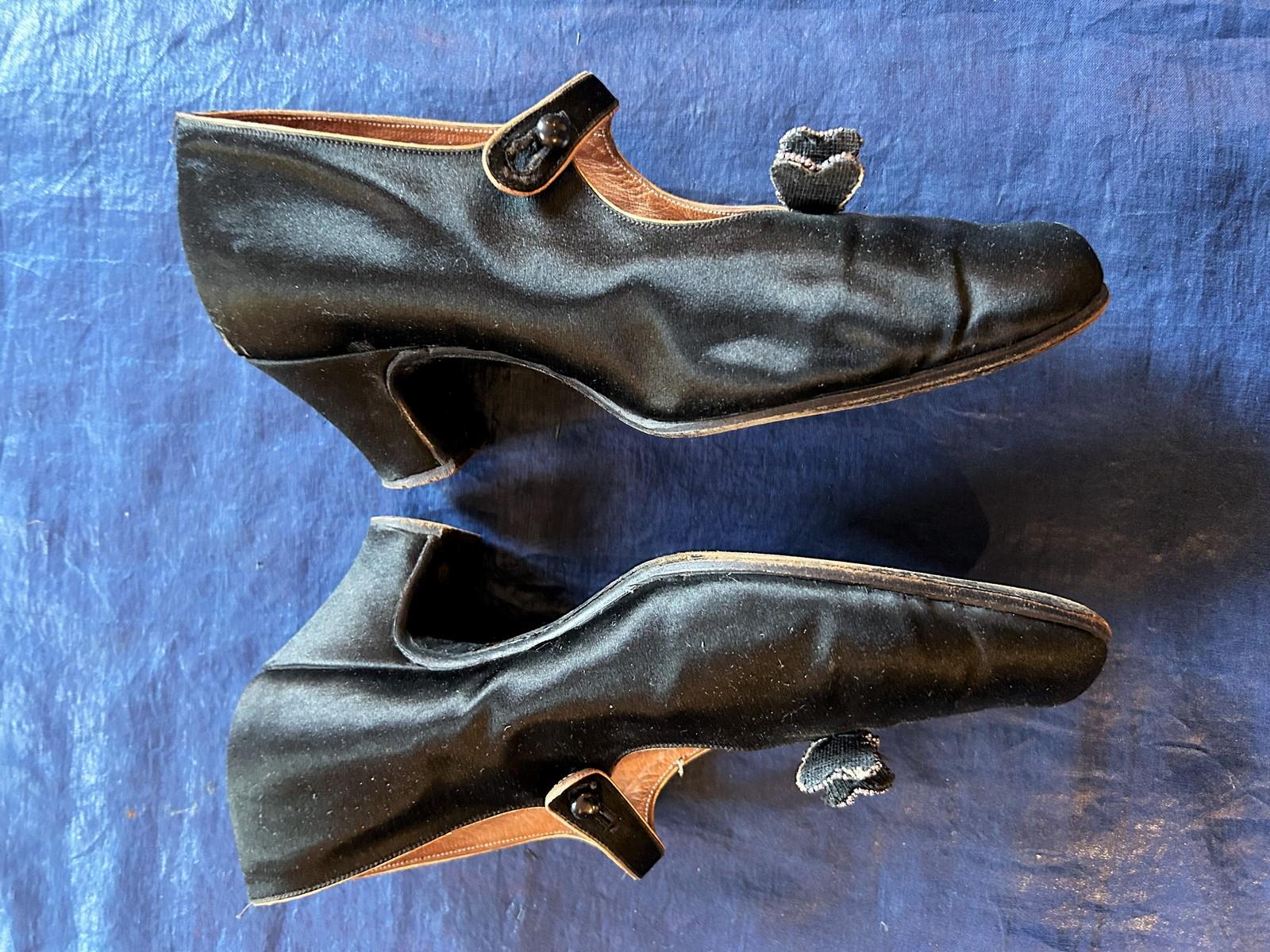 Pair of Charles IX pumps Shoes in black satin - France Circa 1920-1930 For Sale 8