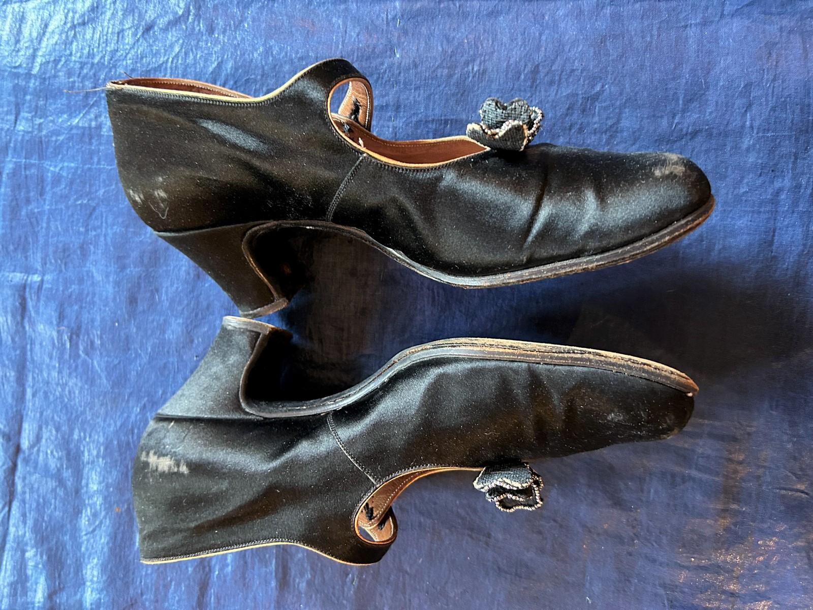 Paar Charles IX-Pumps Schuhe in schwarzem Satin - Frankreich ca. 1920-1930 im Angebot 9