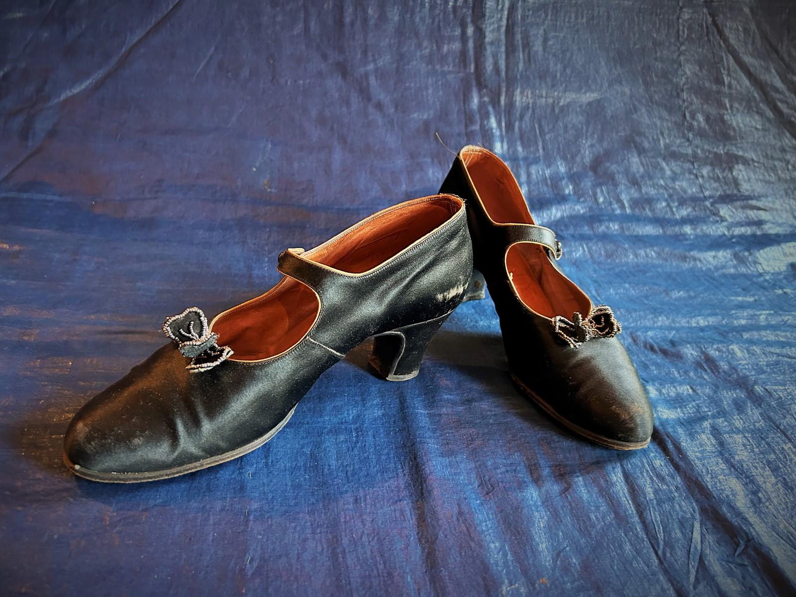 Pair of Charles IX pumps Shoes in black satin - France Circa 1920-1930 In Good Condition For Sale In Toulon, FR