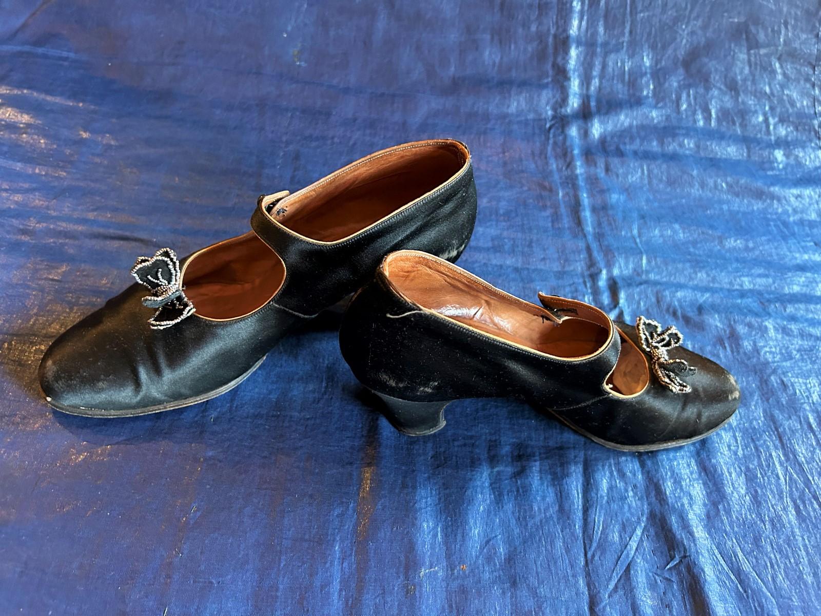 Women's Pair of Charles IX pumps Shoes in black satin - France Circa 1920-1930 For Sale