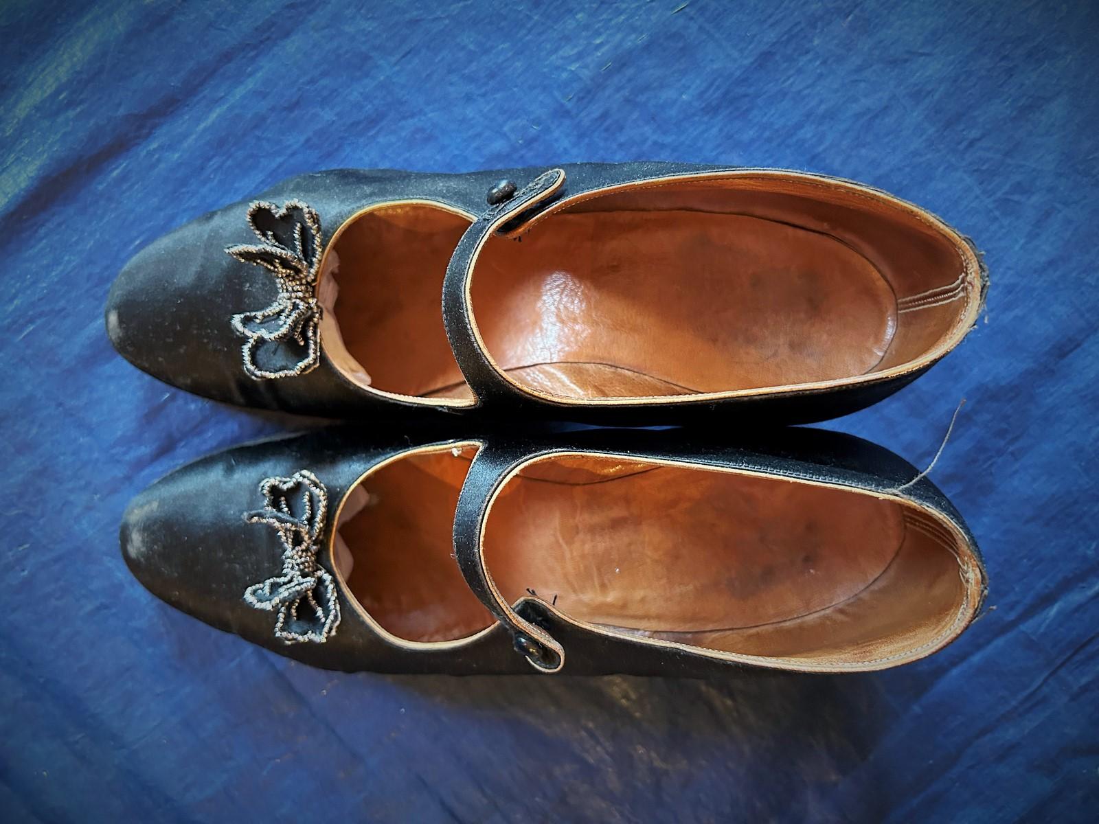 Paar Charles IX-Pumps Schuhe in schwarzem Satin - Frankreich ca. 1920-1930 im Angebot 1