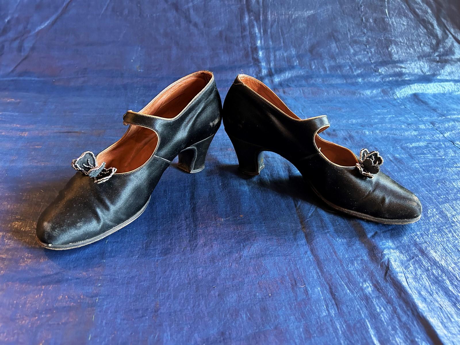 Paar Charles IX-Pumps Schuhe in schwarzem Satin - Frankreich ca. 1920-1930 im Angebot 3
