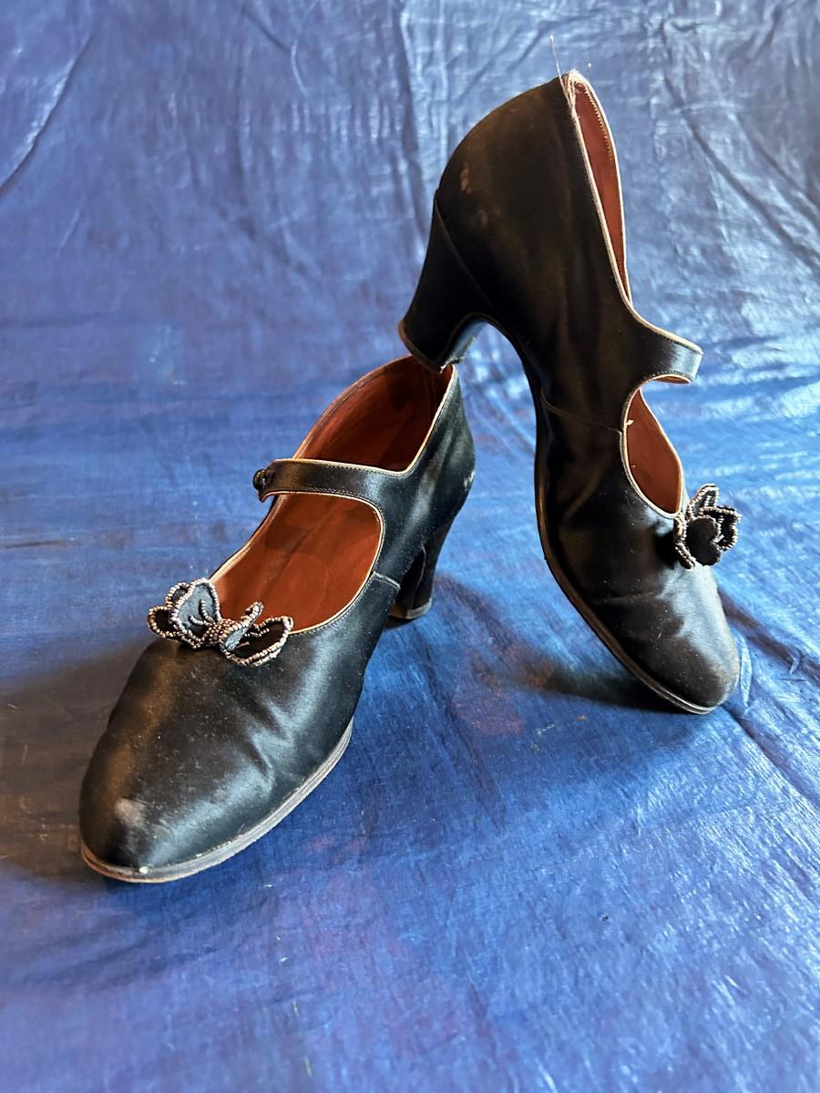 Paar Charles IX-Pumps Schuhe in schwarzem Satin - Frankreich ca. 1920-1930 im Angebot 4