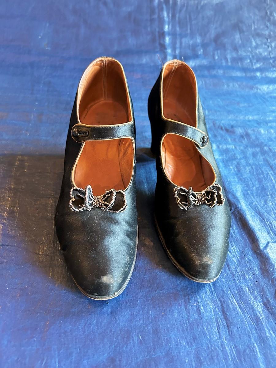 Paar Charles IX-Pumps Schuhe in schwarzem Satin - Frankreich ca. 1920-1930 im Angebot 5