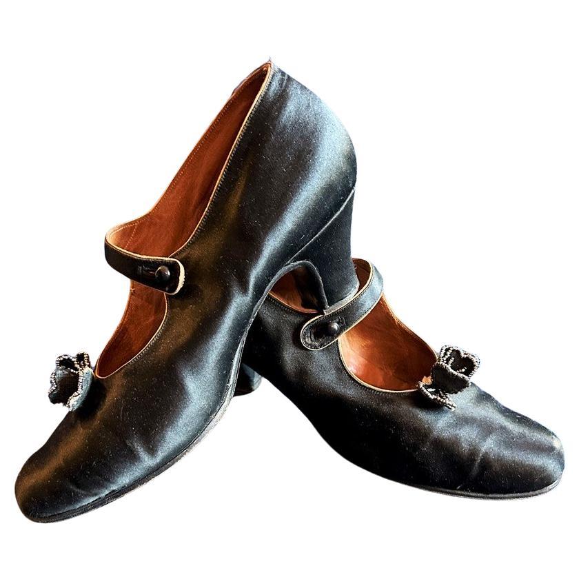 Paar Charles IX-Pumps Schuhe in schwarzem Satin - Frankreich ca. 1920-1930 im Angebot