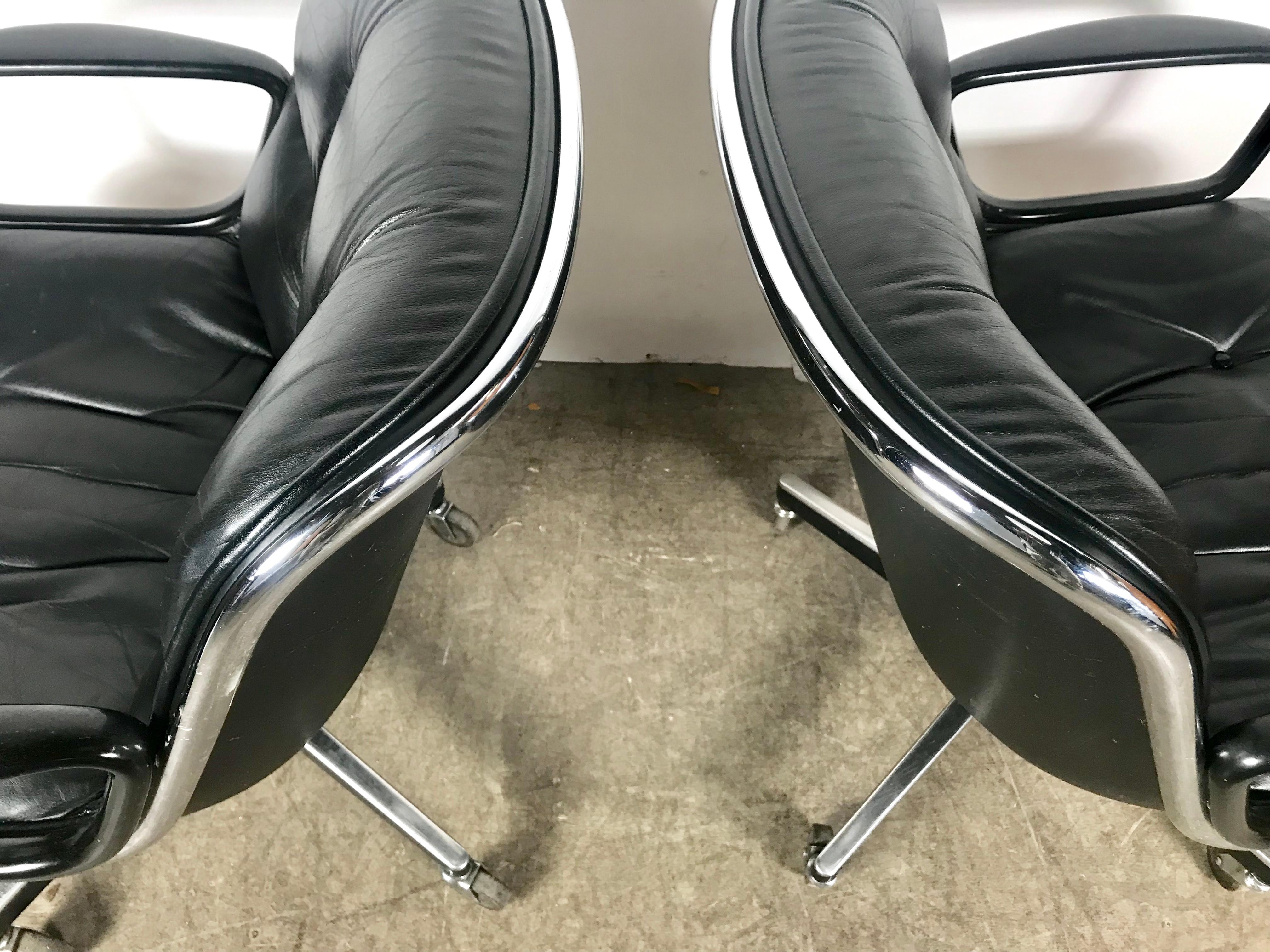 Pair of Charles Pollock Executive Chairs in Leather for Knoll International In Good Condition In Buffalo, NY
