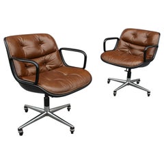 Pareja de sillones de brazos o de escritorio Charles Pollock para Knoll en cuero marrón y negro