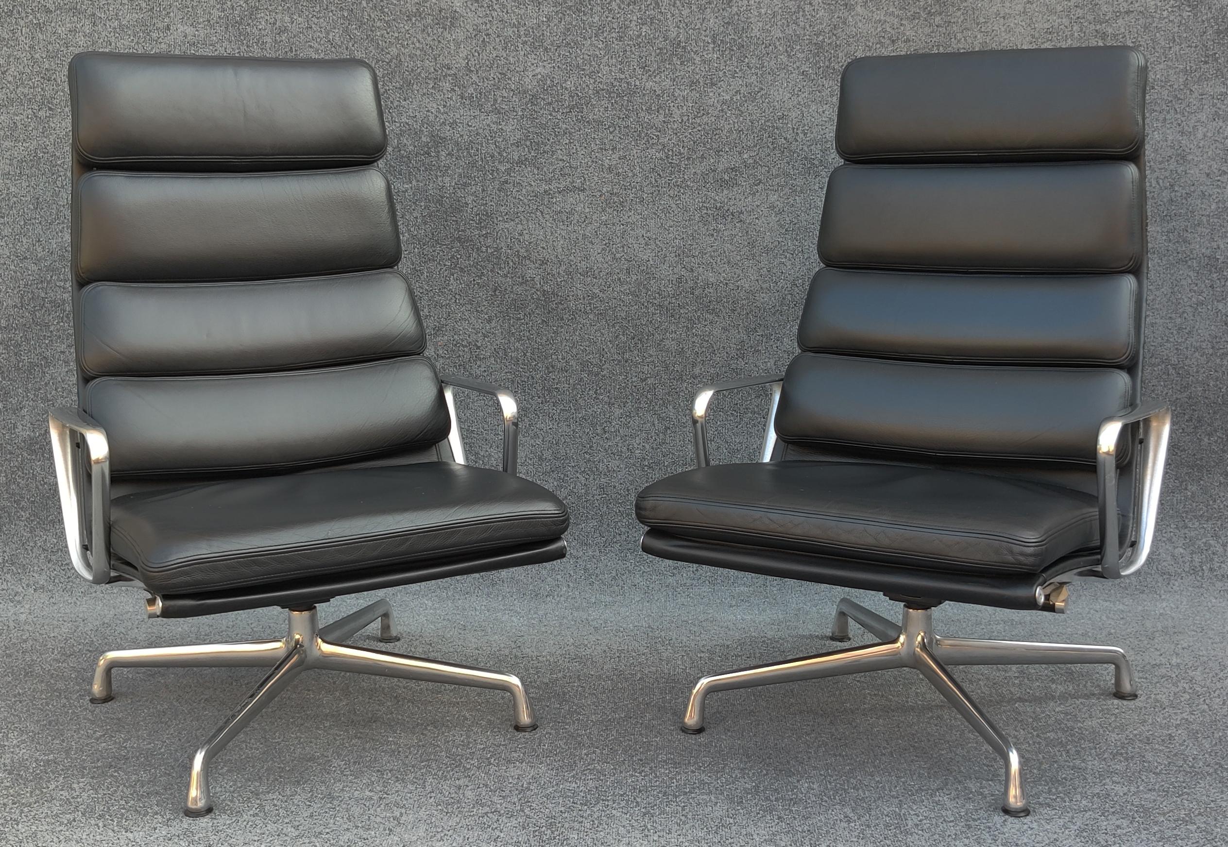 Mid-Century Modern Paire de chaises longues en cuir noir 