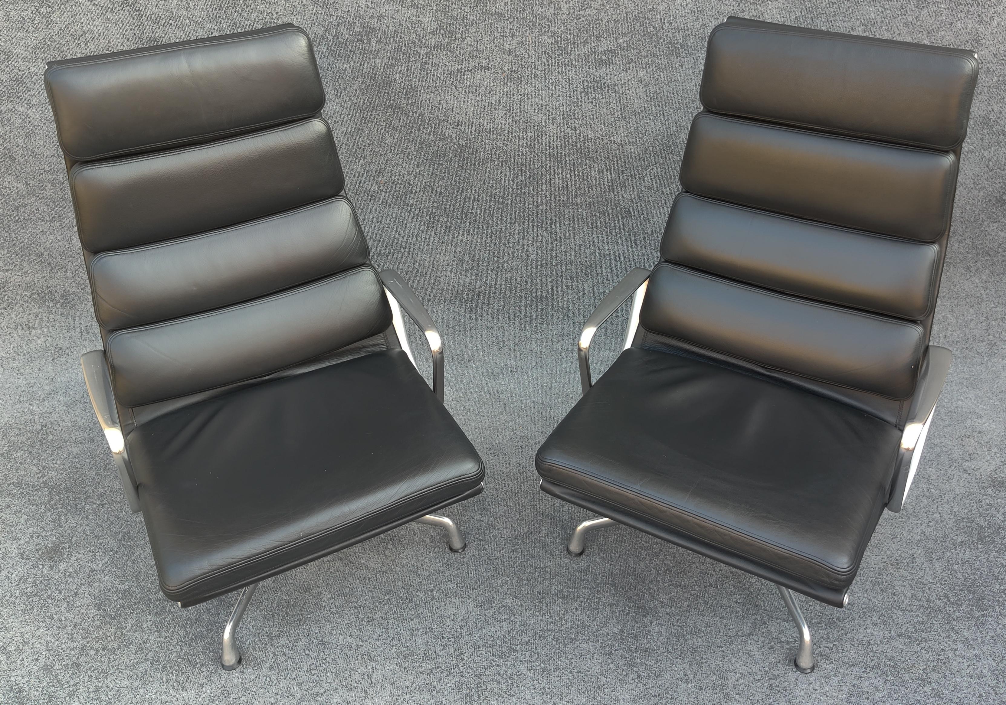 Paire de chaises longues en cuir noir 