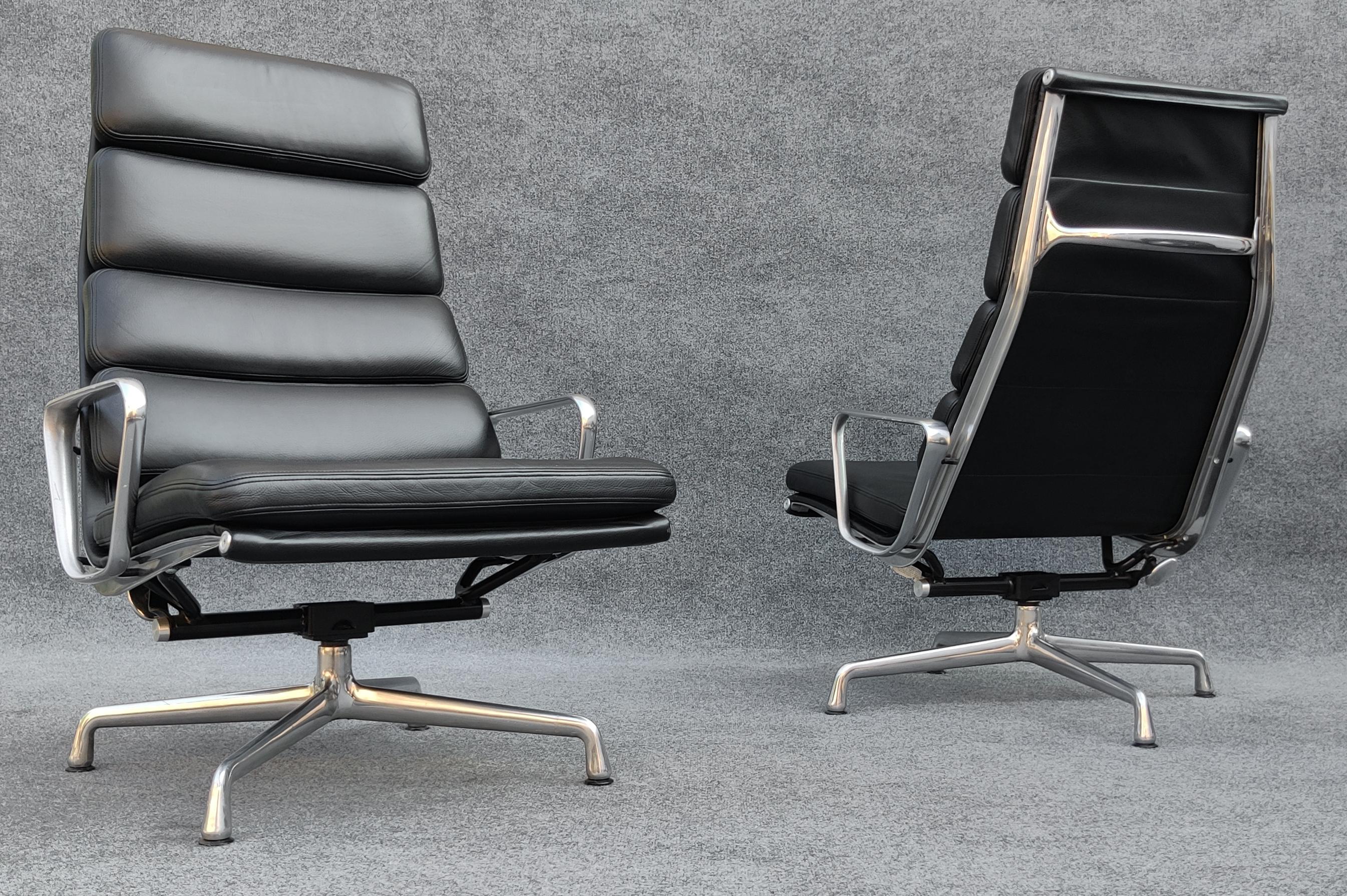 XXIe siècle et contemporain Paire de chaises longues en cuir noir 