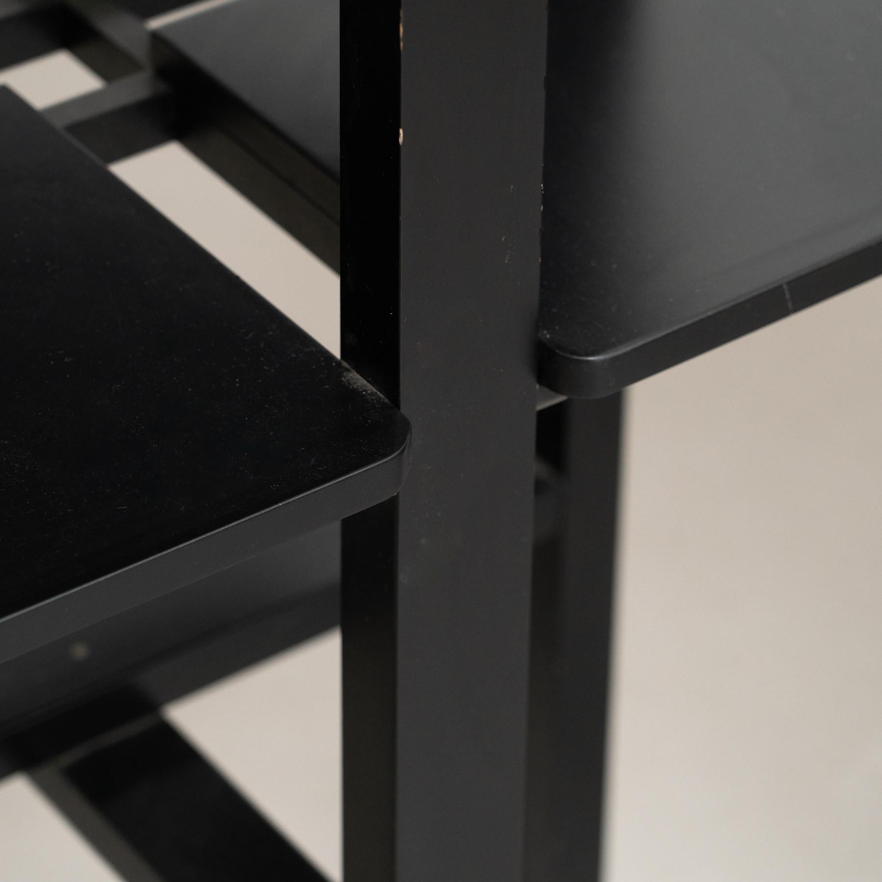 Pareja de mesas auxiliares de dominó Charles Rennie Mackintosh lacadas en negro, hacia 1970 3