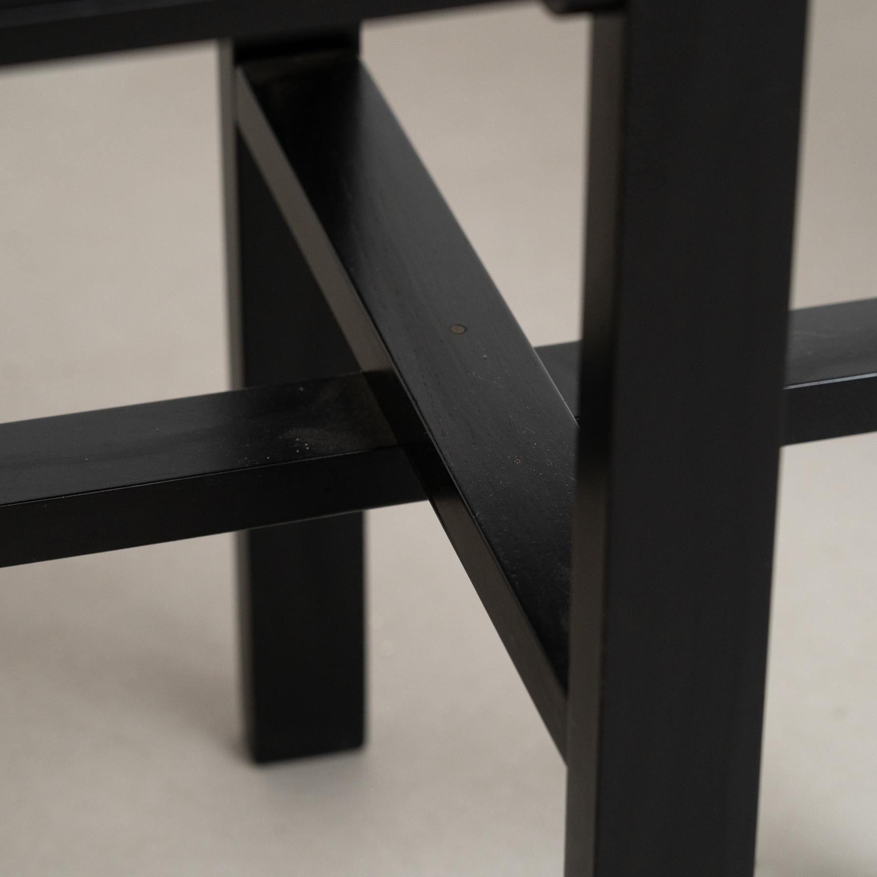 Pareja de mesas auxiliares de dominó Charles Rennie Mackintosh lacadas en negro, hacia 1970 4
