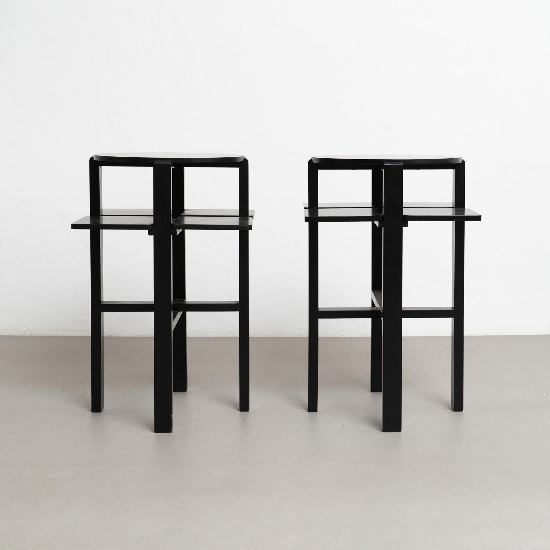 Pareja de mesas auxiliares de dominó Charles Rennie Mackintosh lacadas en negro.

Fabricado en España, hacia 1970.

Dimensiones: 
Diám. 59 cm x A 77,5 cm.

En su estado original, con pequeños desgastes propios de la edad y el uso, conserva una