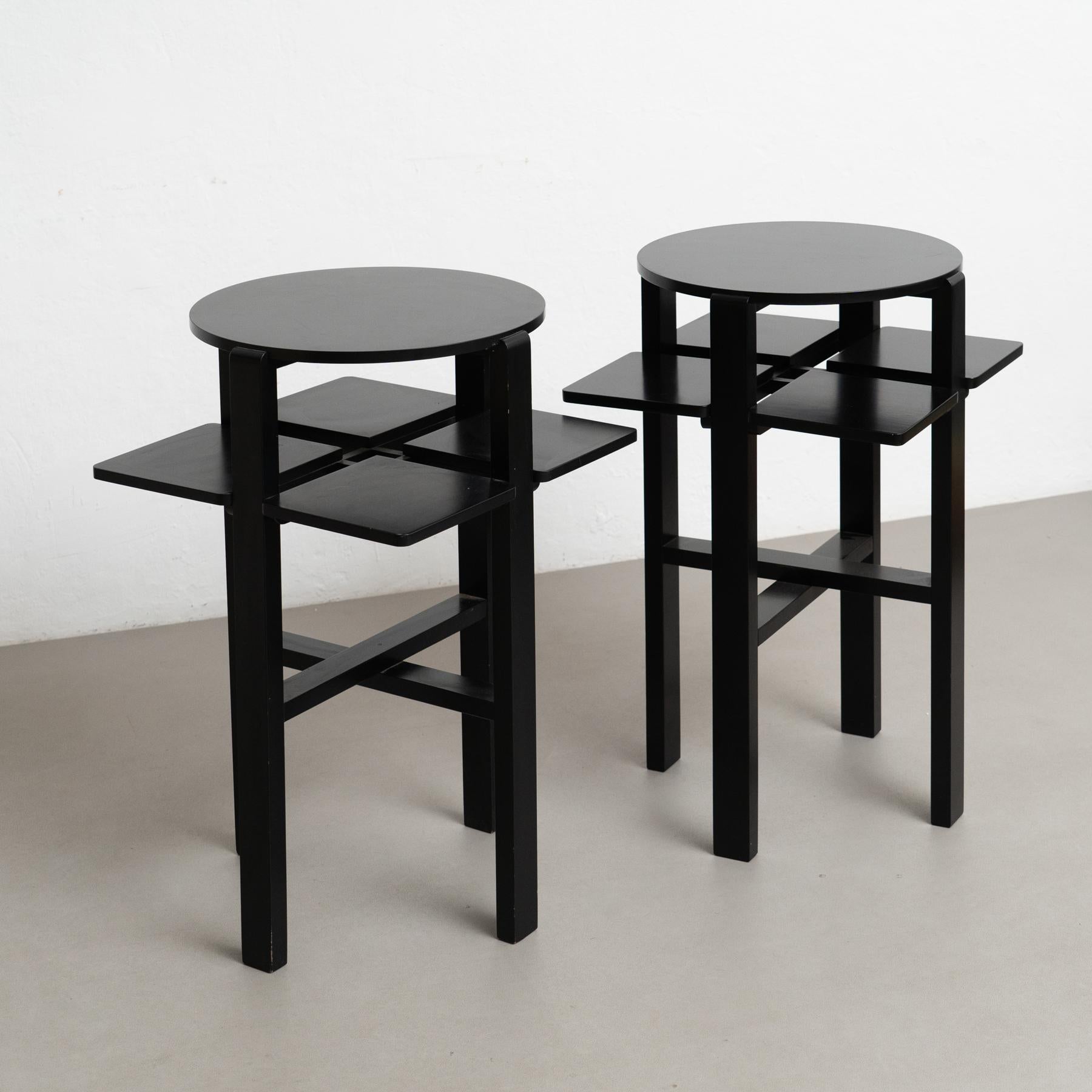 Pareja de mesas auxiliares de dominó Charles Rennie Mackintosh lacadas en negro, hacia 1970 Moderno de mediados de siglo