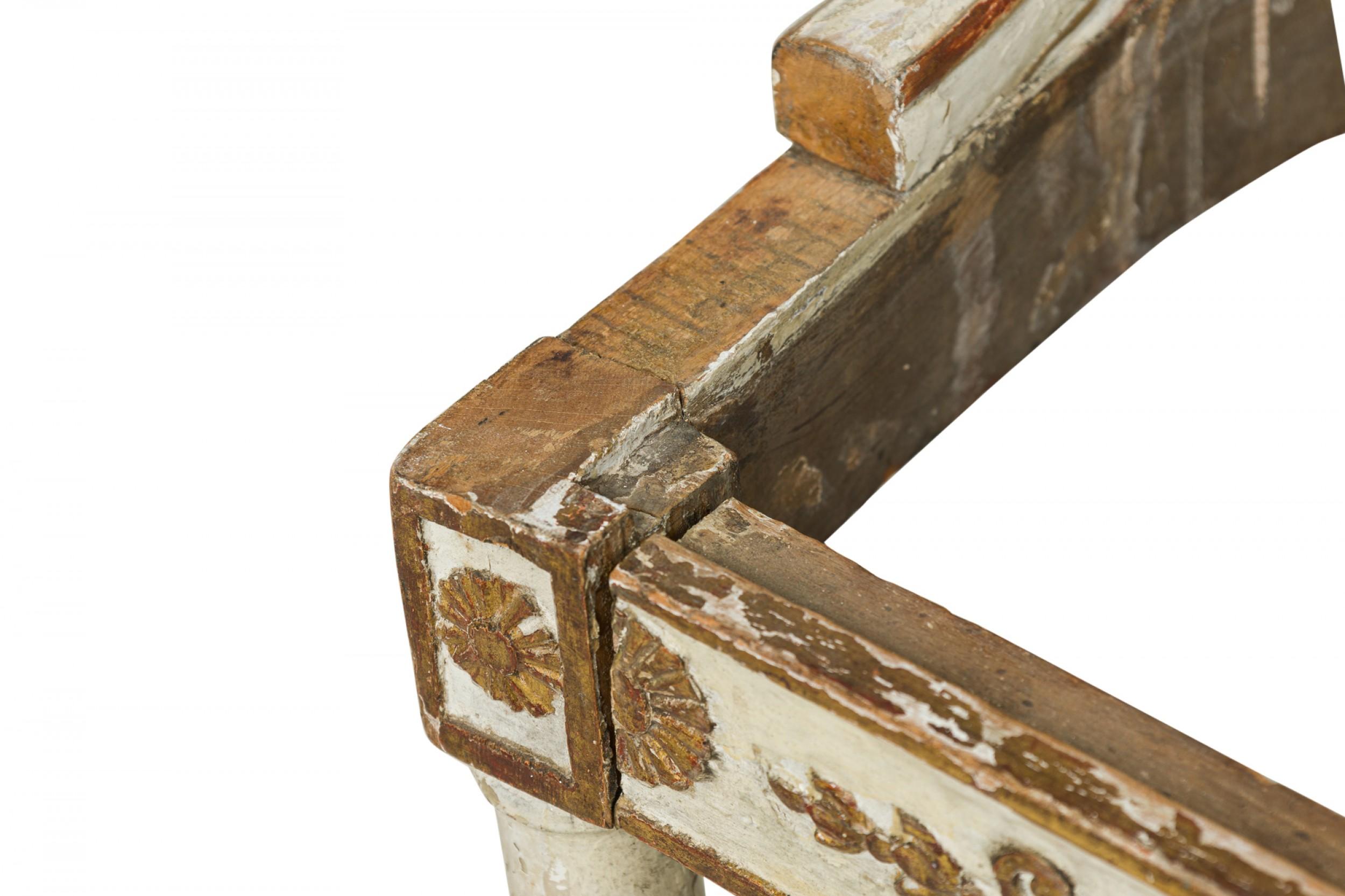 Pareja de marcos de silla de comedor Charles X, siglo XIX, de madera dorada pintada en venta 3