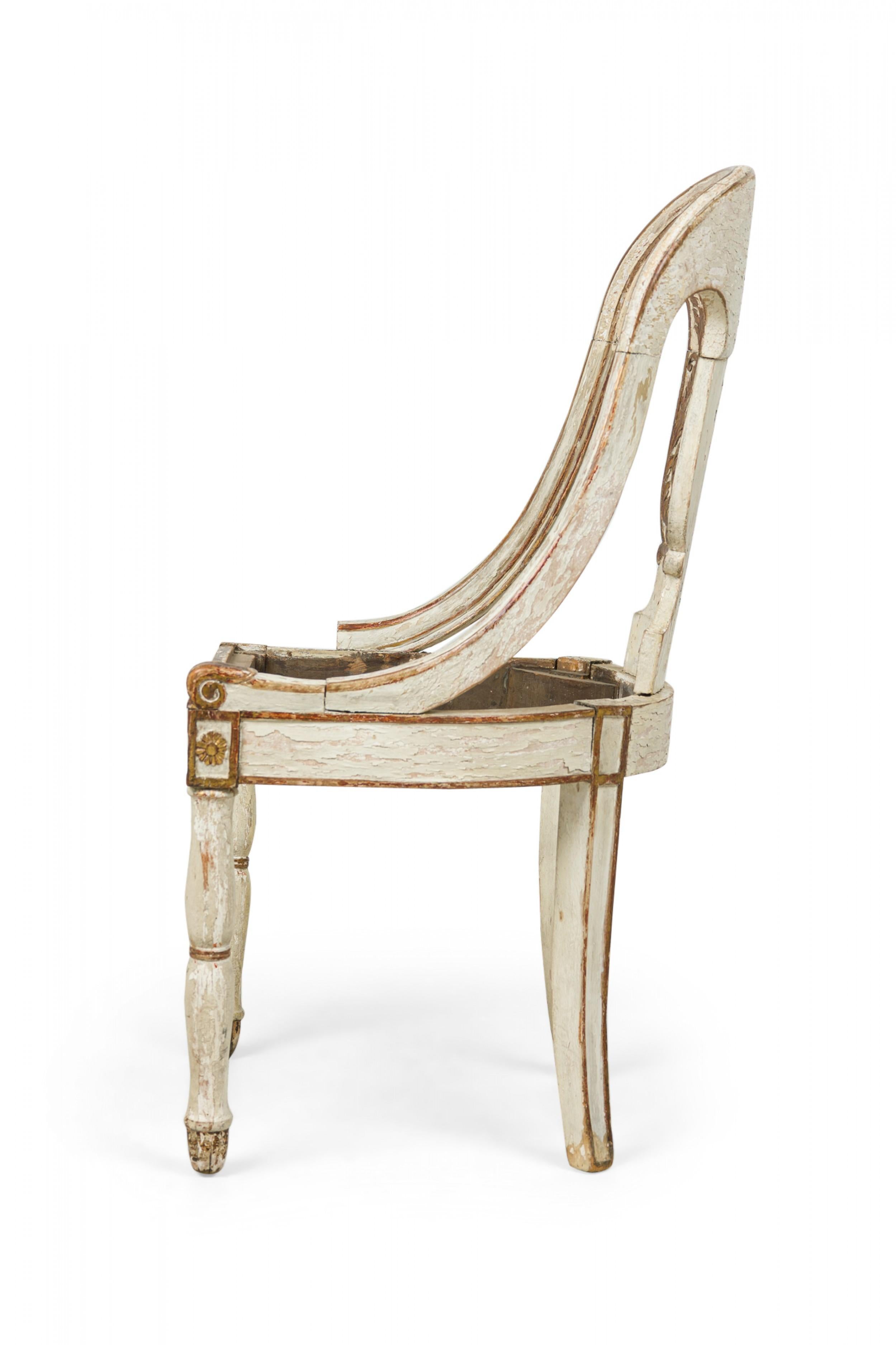 Pareja de marcos de silla de comedor Charles X, siglo XIX, de madera dorada pintada Carlos X en venta