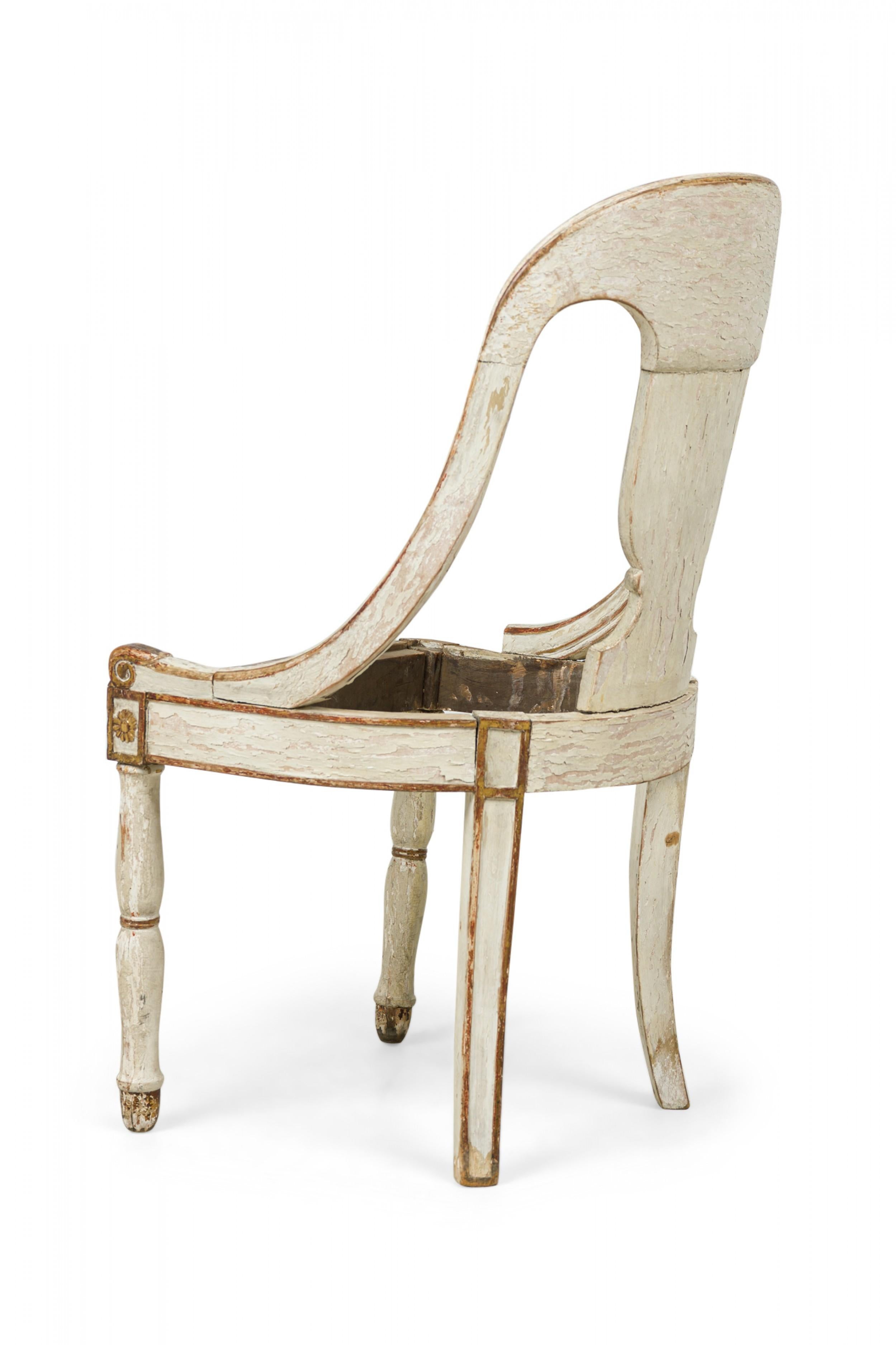Pareja de marcos de silla de comedor Charles X, siglo XIX, de madera dorada pintada Desconocido en venta