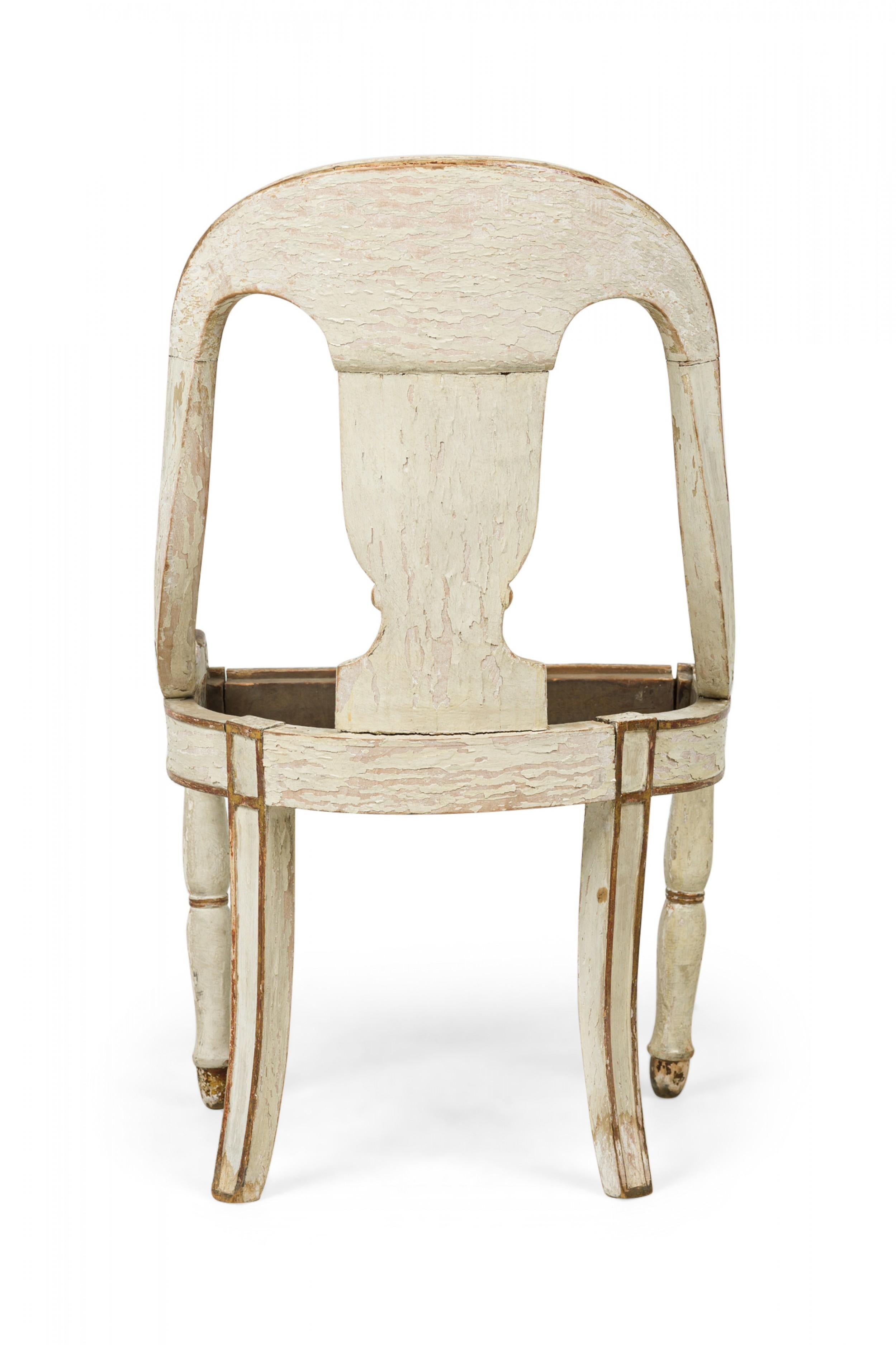 Pareja de marcos de silla de comedor Charles X, siglo XIX, de madera dorada pintada Tallado a mano en venta