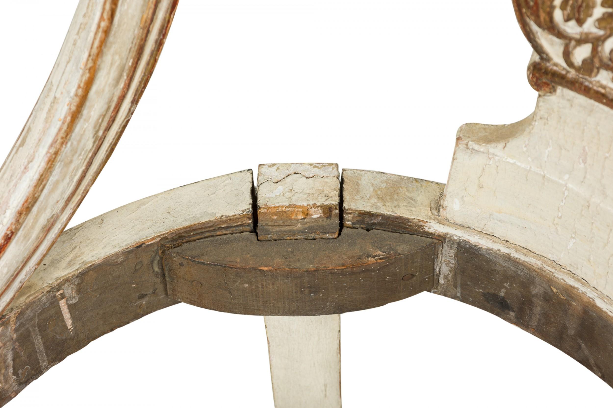Pareja de marcos de silla de comedor Charles X, siglo XIX, de madera dorada pintada Madera dorada en venta