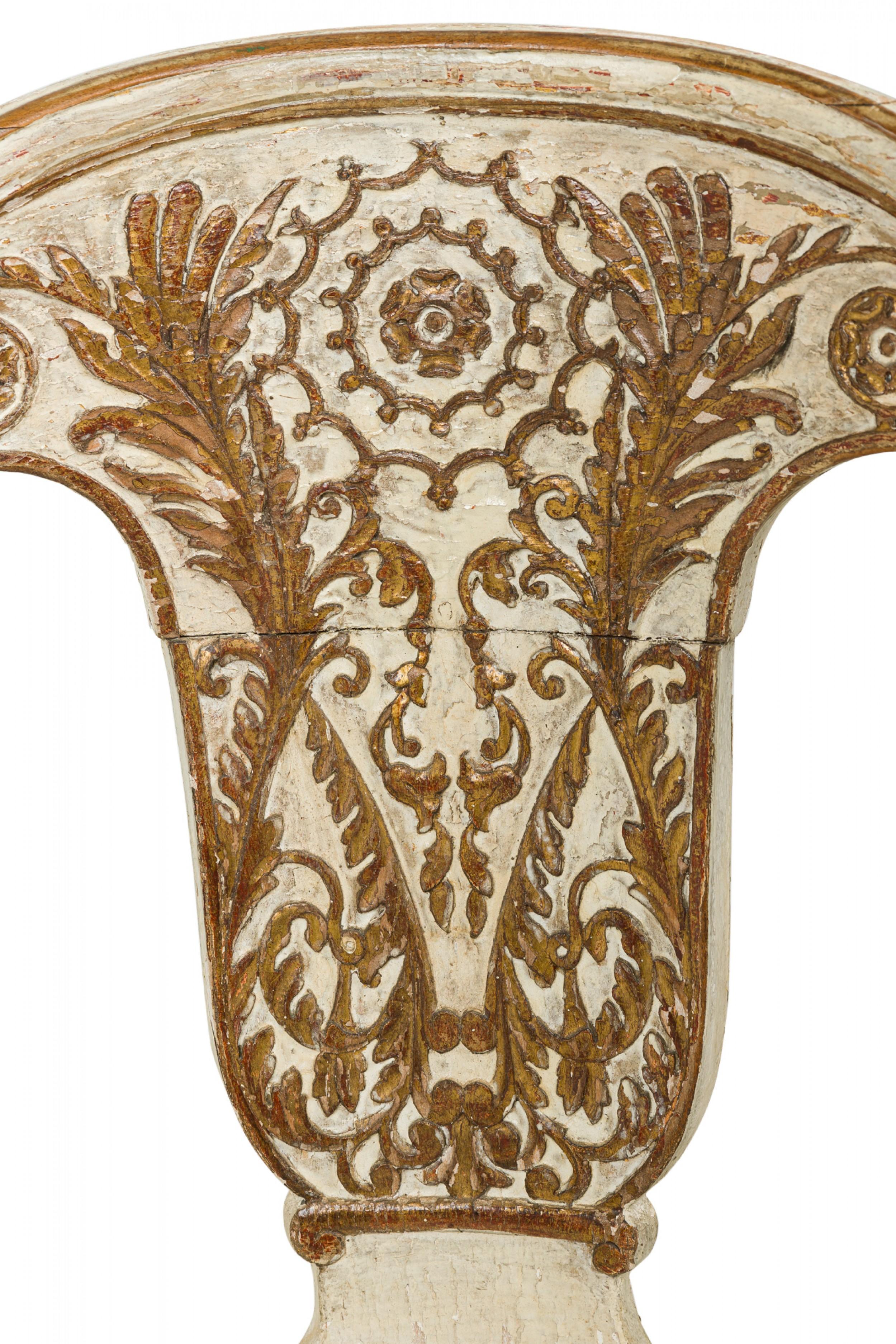 Pareja de marcos de silla de comedor Charles X, siglo XIX, de madera dorada pintada en venta 1