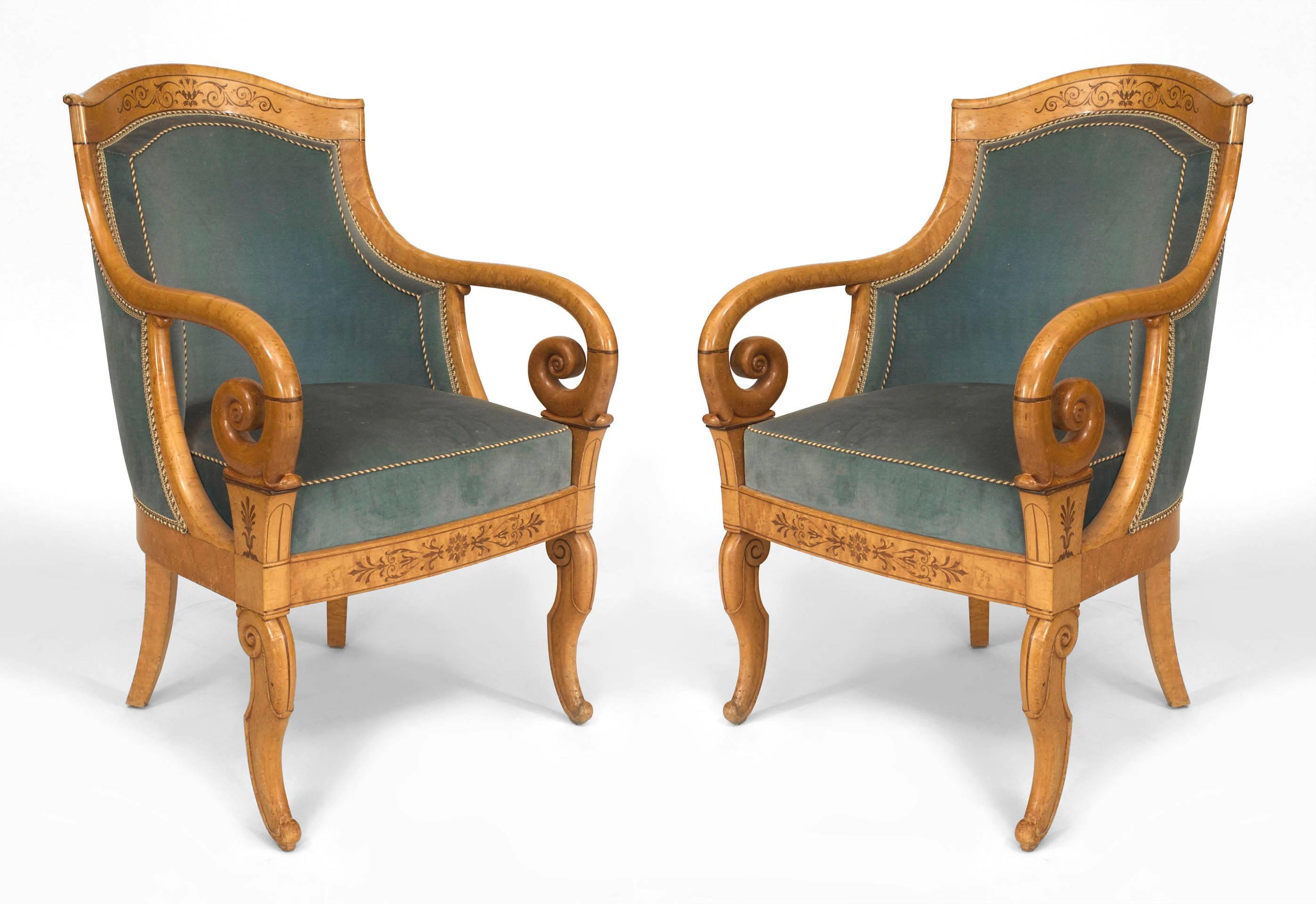 Paire de fauteuils à dossier rond en érable Charles X, avec incrustation de bois de rose et accoudoirs roulés, tapissés de velours bleu clair

