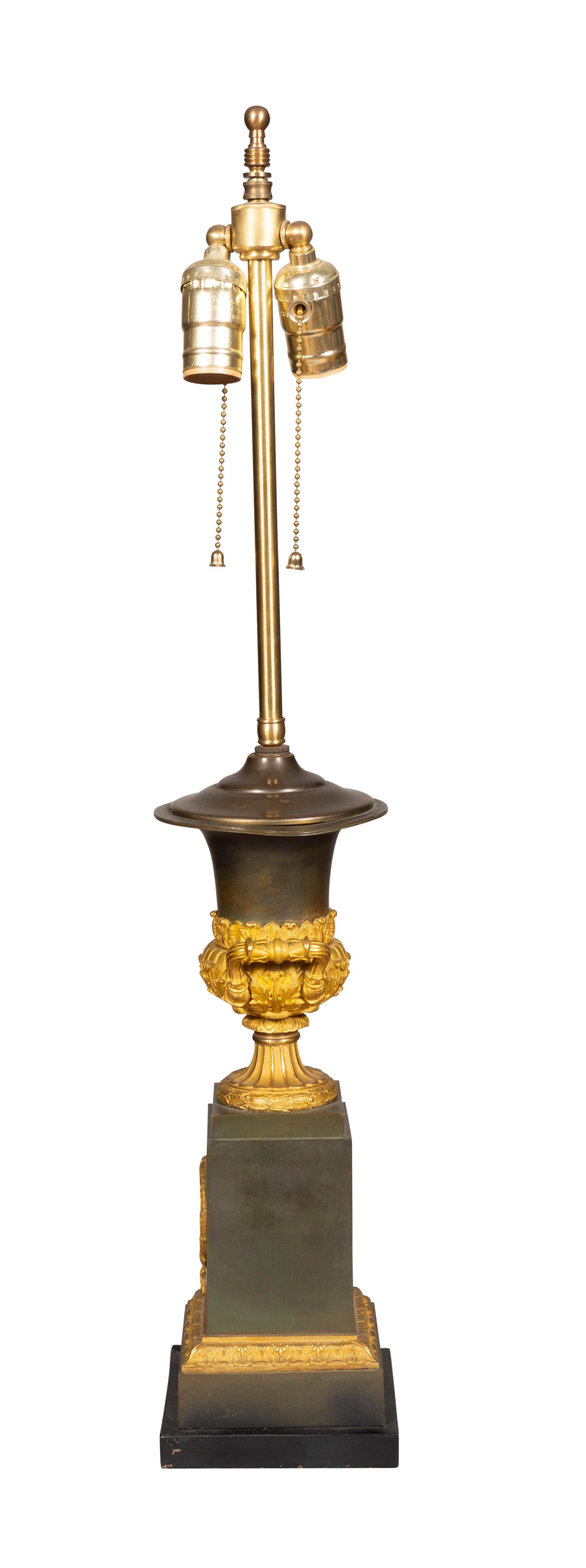 Paire de lampes de bureau Charles X en bronze et bronze doré en vente 4