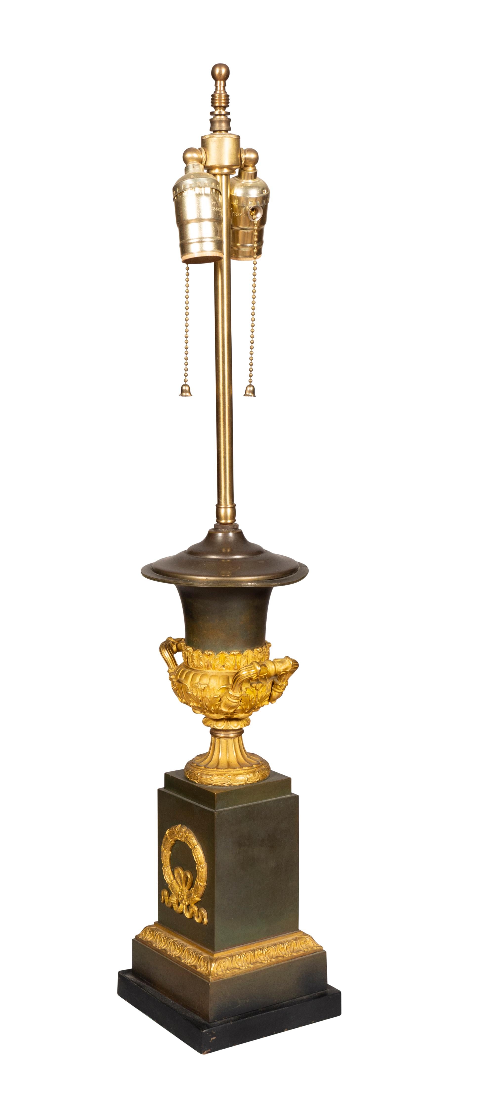 Paire de lampes de bureau Charles X en bronze et bronze doré en vente 5