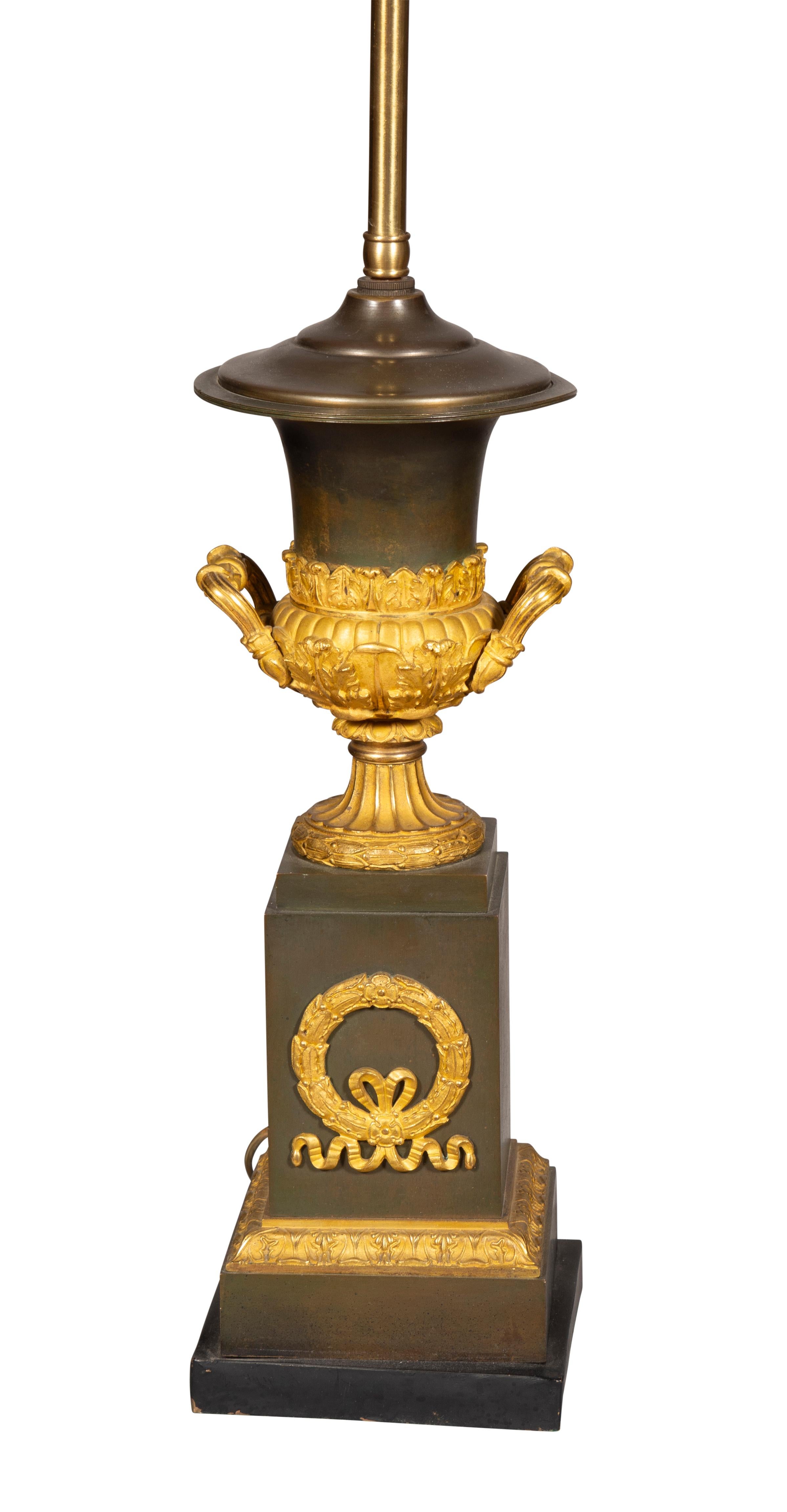 Français Paire de lampes de bureau Charles X en bronze et bronze doré en vente