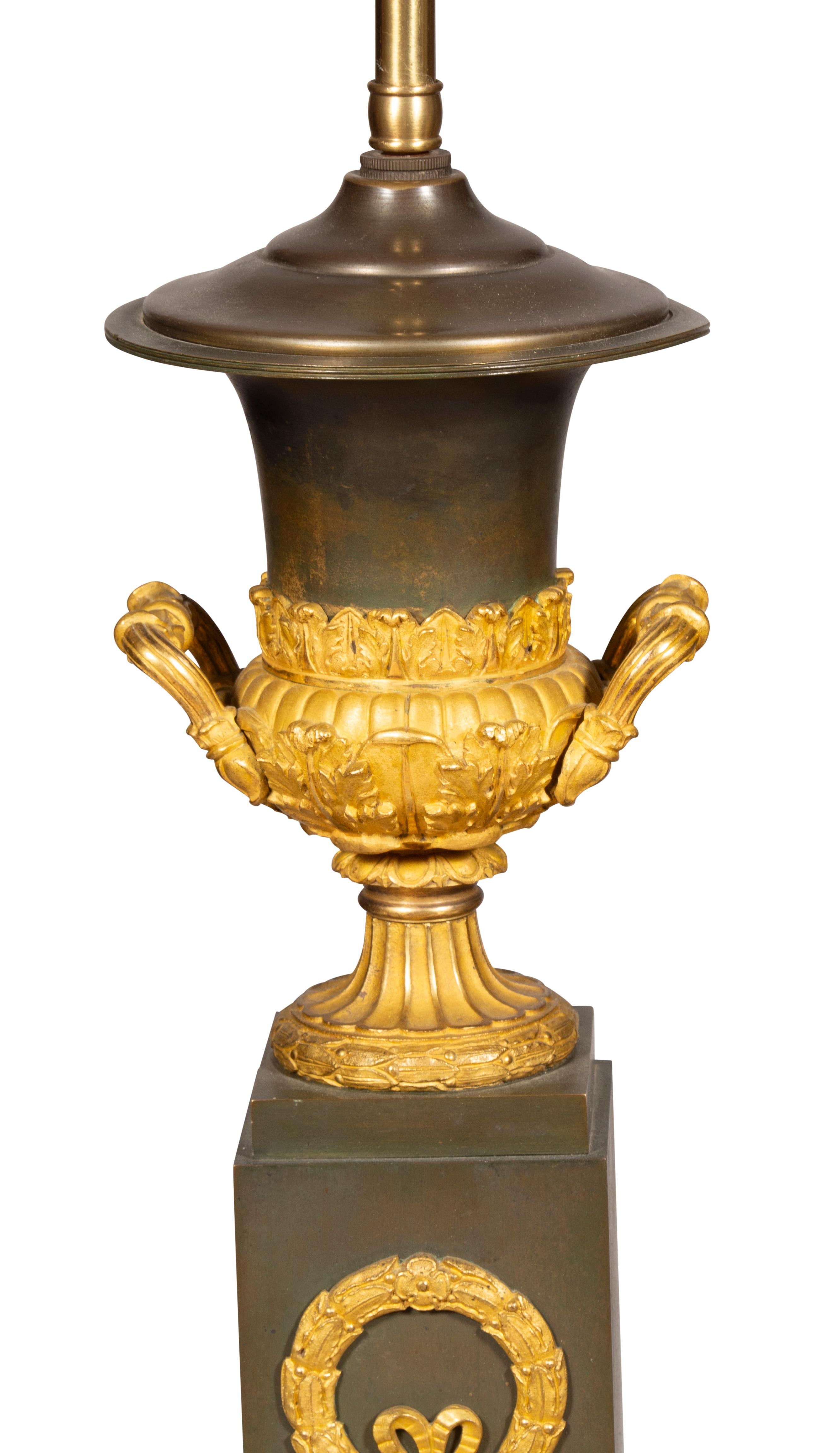 Milieu du XIXe siècle Paire de lampes de bureau Charles X en bronze et bronze doré en vente