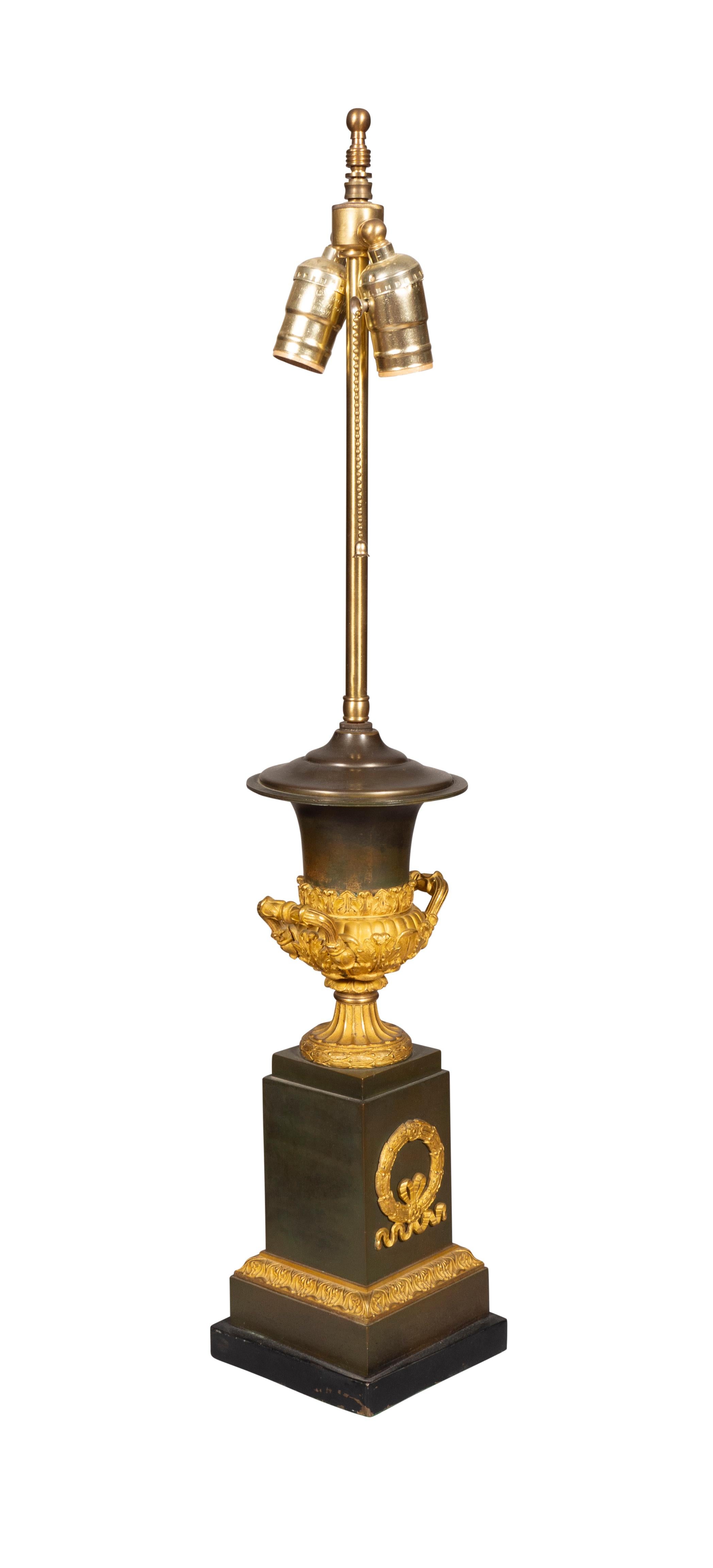 Bronze Paire de lampes de bureau Charles X en bronze et bronze doré en vente