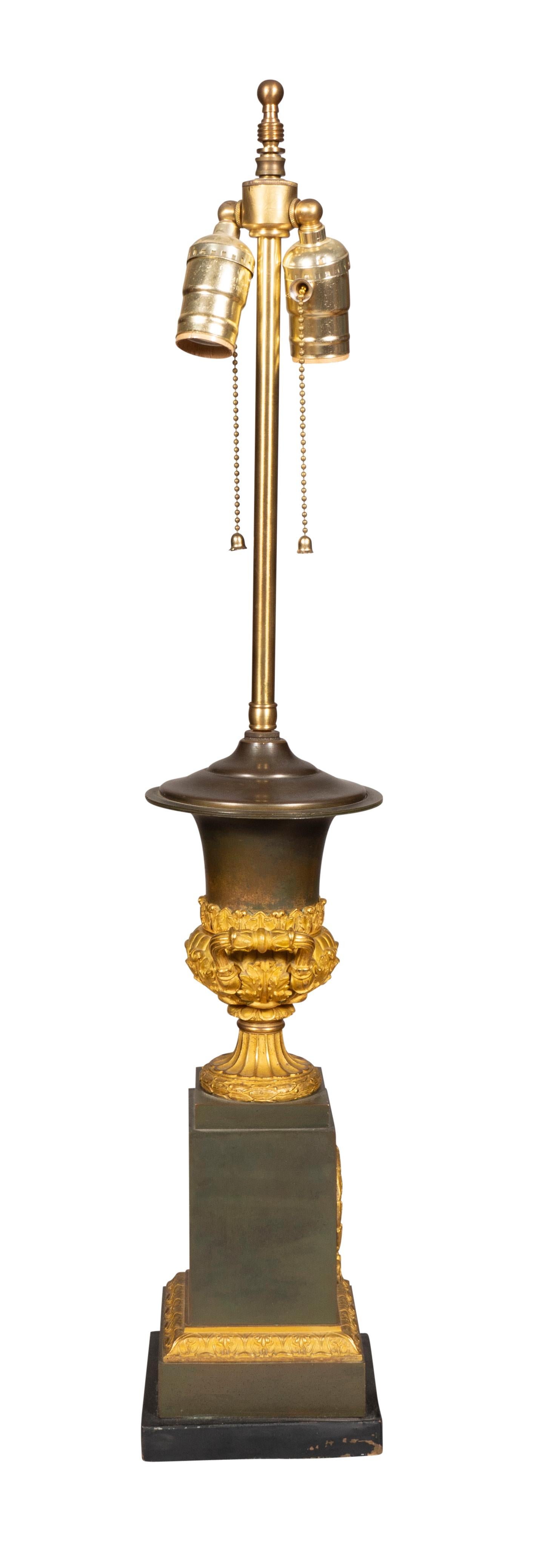 Paire de lampes de bureau Charles X en bronze et bronze doré en vente 1