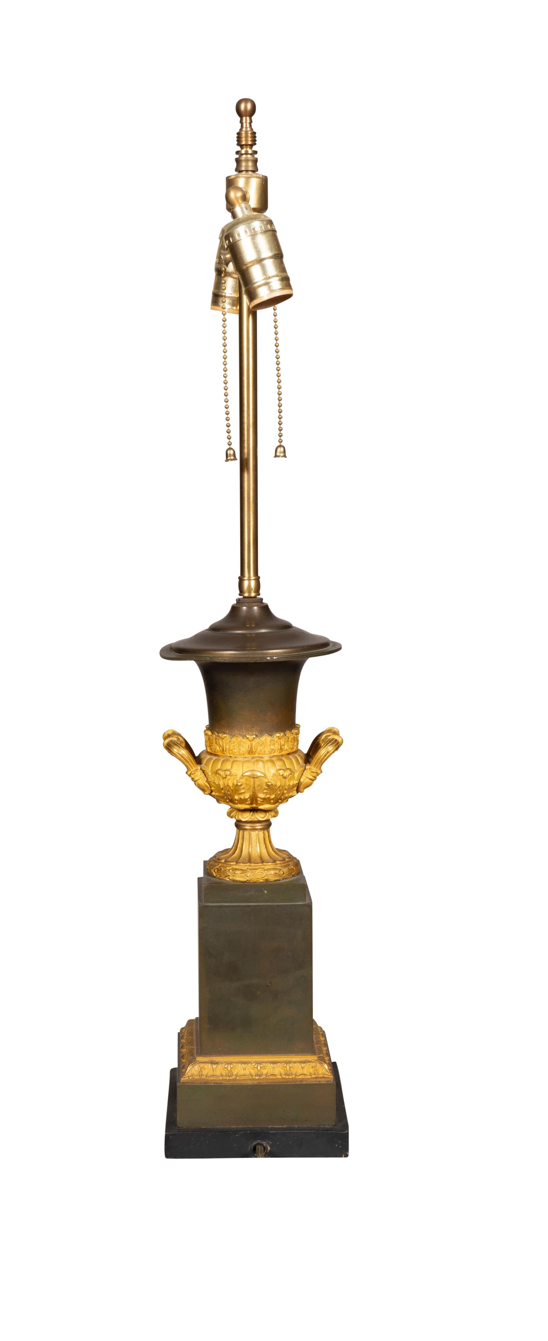Paire de lampes de bureau Charles X en bronze et bronze doré en vente 2