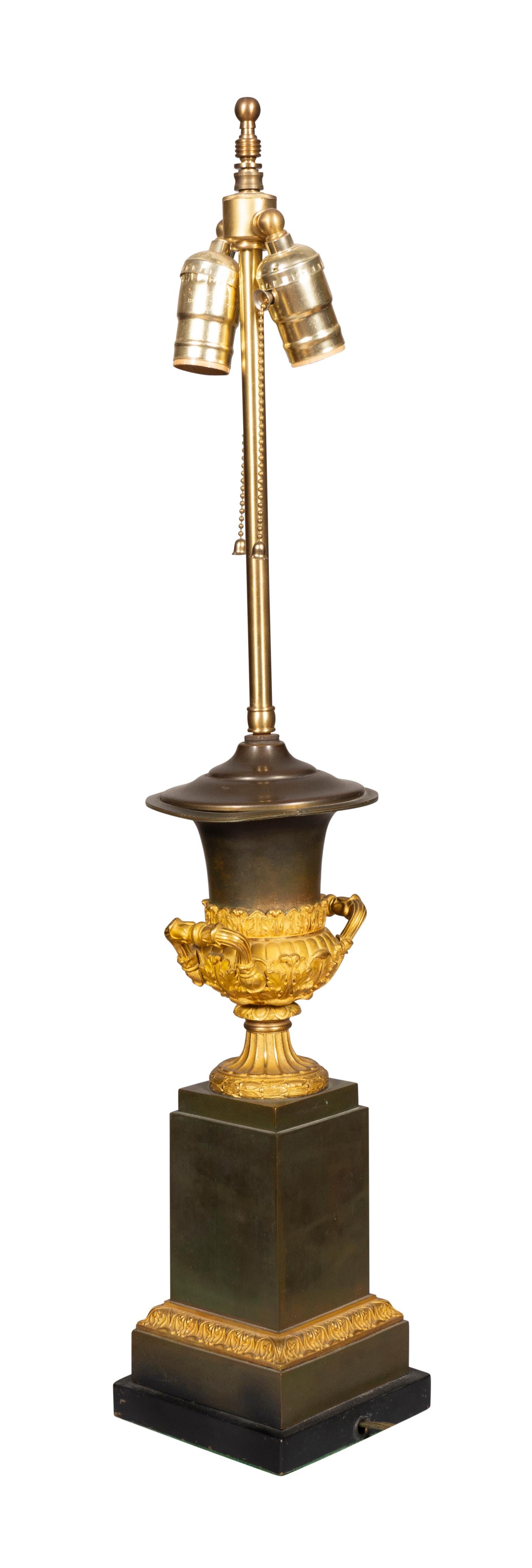 Paire de lampes de bureau Charles X en bronze et bronze doré en vente 3
